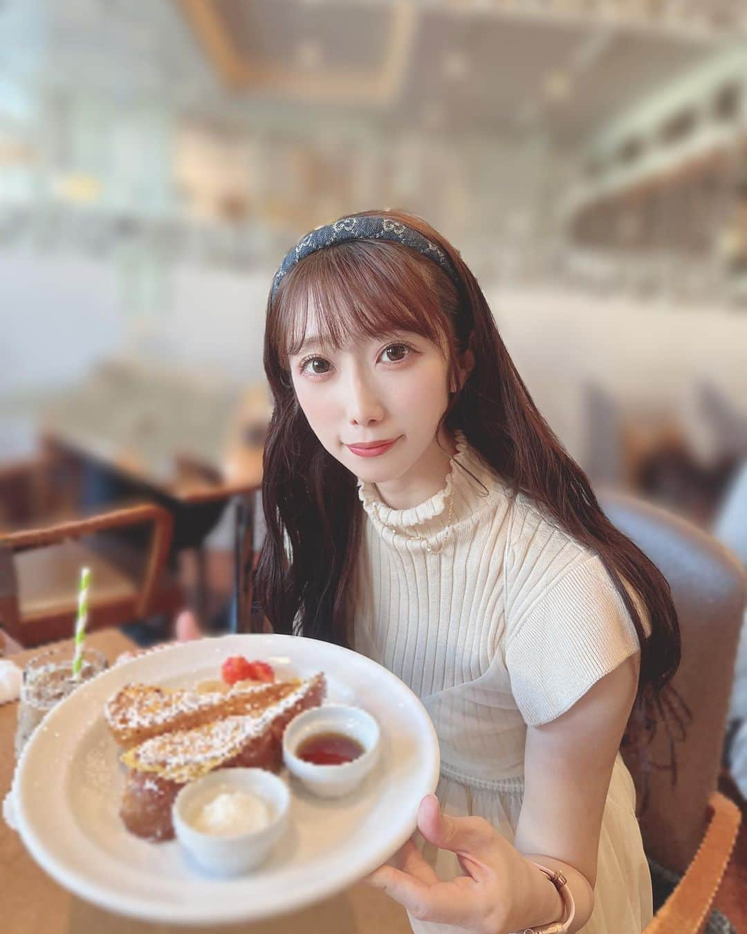 愛迫みゆのインスタグラム：「ゆりちゃんとカフェタイム☕️💕 定期的に会わないと おかしくなるような体になってます🫣✨笑  ずっと話し止まらないし くだらない話で笑うし  ゆりちゃんといると ハッピーな気持ちになるし 本当に自分の事のように 相手の幸せを願える "大切な親友"ってゆう存在がいる事自体が嬉しいです (っ´ω`c)💕  ゆりちゃんとの写真載せると みゆりりんだーって 皆が喜んでくれるのも ほっこりします(*`・ω・*)ﾉ💕  みゆりりんは永遠です👭✨  好きな事して好きな友達に会って のんびり過ごす時間を 楽しんでいます(・ω・) 💕  11月に入ったので 誕生日月だー🌕✨ でも生誕ライブないのが 何年振りすぎて変な感じです 会いたいです🥺✨✨  また更新するね！！！  #みゆりりん #カフェ #cafe」