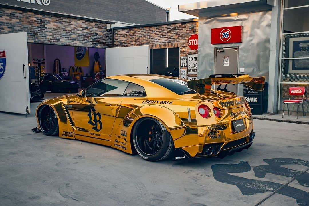 Wataru Katoのインスタグラム：「MINI GT GOLD series https://youtu.be/aLanK9O611w?si=BZtM0CnrAmyTaY7x LB-WORKS GTR35 type.1💥 LIBERTY WALK Limited Edition. This is reality！Reproduced 1:1☝️How cool is it🔥  #libertywalk #lbworks #lbperformance #lbwk #lbnation #lbtokyo #リバティーウォーク #lbワークス #lbパフォーマンス #nissan #nissangtr #gtr35 #r35 #gtrr35 #ld97 #fiexhaust #minigt #hotwheels #minigtclub #minigtindonesia #原宿 #車好きな人と繋がりたい #minigt64 #tomica #ignitionmodel #東京 #TOKYO #modelcar」