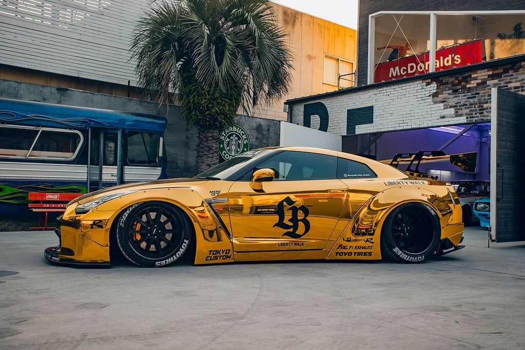 Wataru Katoさんのインスタグラム写真 - (Wataru KatoInstagram)「MINI GT GOLD series https://youtu.be/aLanK9O611w?si=BZtM0CnrAmyTaY7x LB-WORKS GTR35 type.1💥 LIBERTY WALK Limited Edition. This is reality！Reproduced 1:1☝️How cool is it🔥  #libertywalk #lbworks #lbperformance #lbwk #lbnation #lbtokyo #リバティーウォーク #lbワークス #lbパフォーマンス #nissan #nissangtr #gtr35 #r35 #gtrr35 #ld97 #fiexhaust #minigt #hotwheels #minigtclub #minigtindonesia #原宿 #車好きな人と繋がりたい #minigt64 #tomica #ignitionmodel #東京 #TOKYO #modelcar」11月5日 18時38分 - libertywalkkato