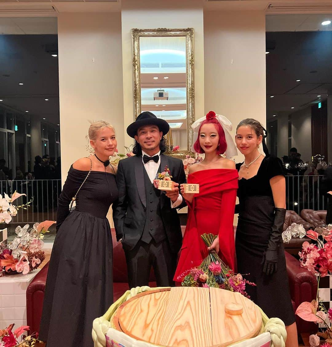 Rika Vanessaさんのインスタグラム写真 - (Rika VanessaInstagram)「とっても素敵な結婚式でした💒👰🏻‍♀️🤵🏻‍♂️💍🎊🎀  Kenny × Ami  Happy Wedding😘  ケニーの歌もシークレットゲストのライブも 最高だった🥹  友達にも沢山会えて 幸せな会だったな〜！」11月5日 18時38分 - rikavanessa._