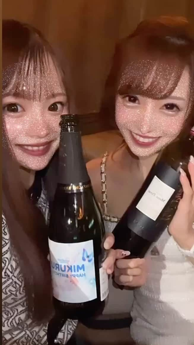 みくるんのインスタグラム：「まいまいからシャンパンとワイン🍷  可愛いわーい🤍  #名古屋#錦キャバ嬢#japan#japanesegirl#l4l#キャバ嬢#バースデー#ワイン」