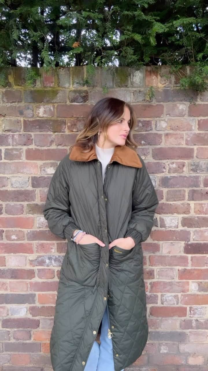 アレクサンドラ・フェルステッドのインスタグラム：「AD Two of my favourite items from my second Barbour x @nextofficial edit. I love this teddy jacket - it’s so warm and comfortable to throw on for a coffee run or meeting friends, feel like I’m wearing a cloud! And I also love this long-quilted jacket, it’s PERFECT for dog walks in this wet chilly weather! 🍂 @barbour」
