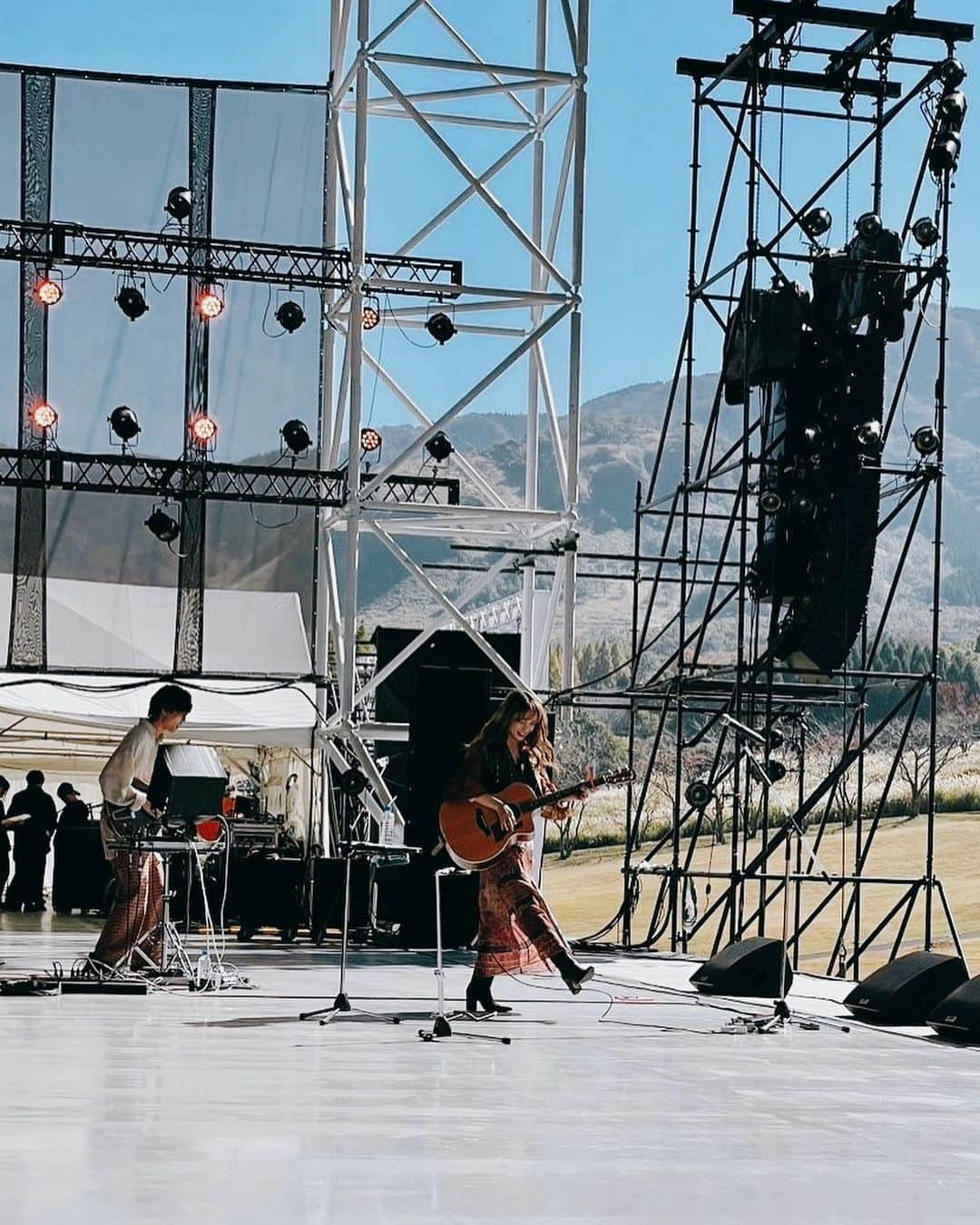 レオラさんのインスタグラム写真 - (レオラInstagram)「#阿蘇ビート の思い出⛰🌿  地元熊本、南阿蘇村の大自然の中で 夢だったアスペクタで 暑いくらいの太陽に照らされて 幸せすぎてあっという間のステージでした🌈  夢を叶えてくれた @miyake_mihimaru さんには 感謝してもしきれません！！  最高な景色を、 皆さん本当にありがとうございました🥹💞  Guitar & Manipulator @q_n_e_l   #南阿蘇 #アスペクタ #阿蘇ビート2023」11月5日 18時39分 - leola_official