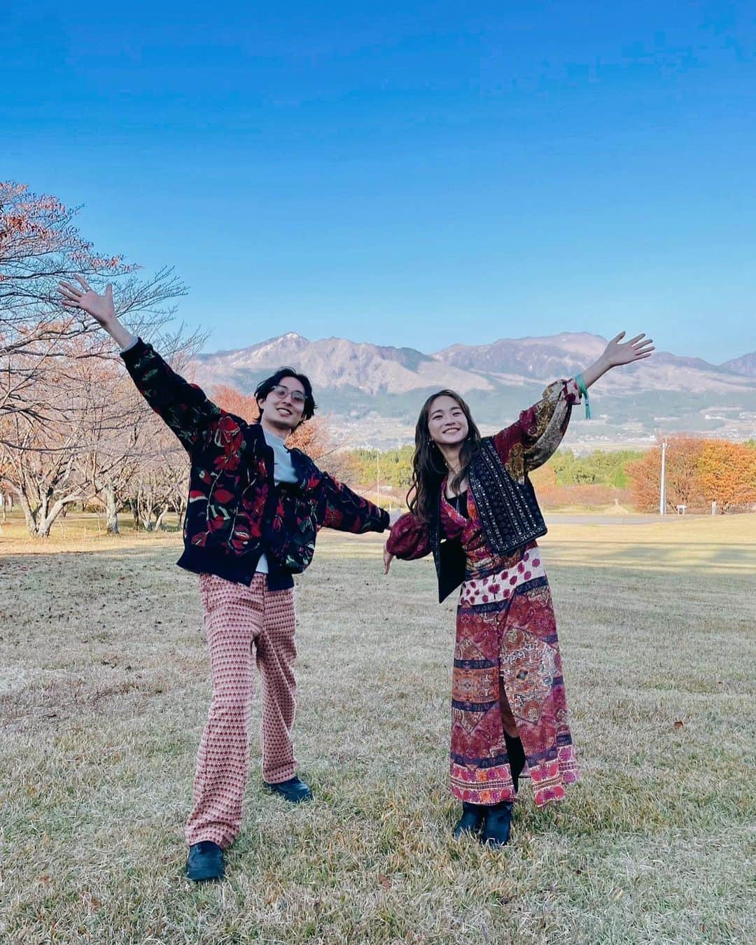 レオラさんのインスタグラム写真 - (レオラInstagram)「#阿蘇ビート の思い出⛰🌿  地元熊本、南阿蘇村の大自然の中で 夢だったアスペクタで 暑いくらいの太陽に照らされて 幸せすぎてあっという間のステージでした🌈  夢を叶えてくれた @miyake_mihimaru さんには 感謝してもしきれません！！  最高な景色を、 皆さん本当にありがとうございました🥹💞  Guitar & Manipulator @q_n_e_l   #南阿蘇 #アスペクタ #阿蘇ビート2023」11月5日 18時39分 - leola_official