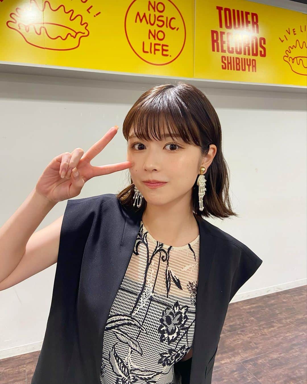 冴木柚葉のインスタグラム：「. 昨日の 【1stカレンダー発売記念イベント】 本当にありがとうございました！！  沢山の方が来てくれて嬉しかったです😭✨ 色々なお話が出来て楽しかったなぁ みんなも楽しんでくれてたら嬉しいです！  衣装🌿 ワンピース、ジレ、パンプス、イヤリング @knuthmarf_official」
