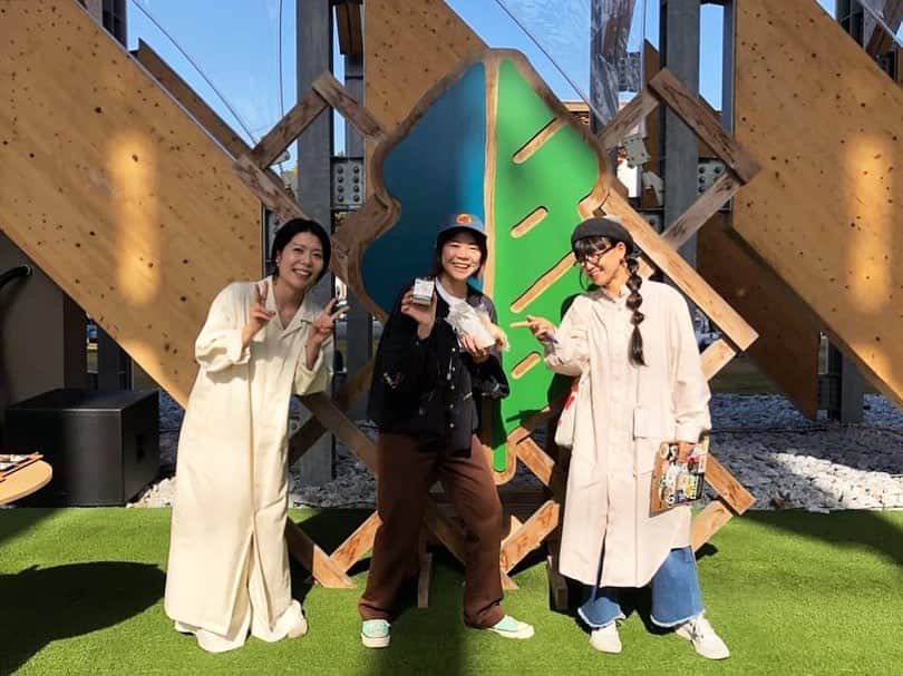 DJみそしるとMCごはんのインスタグラム：「『めぐる、つながる発酵マルシェ』でライブさせていただきました！お天気にも恵まれて最高のイベントでした☀️ @meguru_tsunagaru_hacco   酢、味噌、醤油、ワイン、日本酒、チーズ、ビール。ひとつの街に個性的な発酵のプロフェッショナルたちがいて、さらに酪農やジビエなど、地域に根ざした豊かな食文化がある真庭市、とっても魅力的でした！  まにわ発酵'sさんたち、発酵マイスターの榎本さん、土井ちゃんのトークショー楽しかった！ @maniwa.haccos   三枚目は河野酢味噌工場さんの味噌の詰め放題。めちゃめちゃ詰めれるのでみんな限界までチャレンジしてました！🤣  ライブをみに足を運んでくださった皆さん、ありがとうございました！風が気抜ける気持ちがいい場所でしたね❣️ 終わった後、たくさん声かけていただき嬉しかったです！  私を呼んでくださった土井ちゃん、発酵マルシェの実行委員のみなさま、本当にありがとうございました！ 買ったり、プレゼントしていただいたり、うれしいお土産がスーツケースにたくさん詰まっています😊 今度は湯原の温泉街とか、もっとゆっくり真庭市を巡りたいです♩」