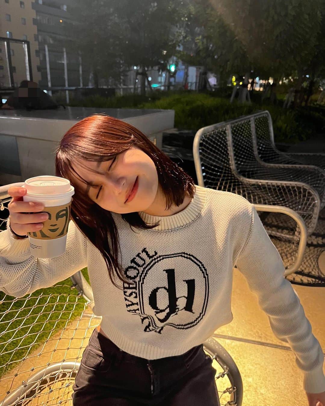 あみち。のインスタグラム：「目開けたと思ったら真顔なあみさん 最近美容鍼したら顔の浮腫取れて超スッキリなの～ @quinbelle_omotesando さんありがとうです🫶🏻 そして @day.day.seoul のクロップドにップかわぴーの秋冬超着る」