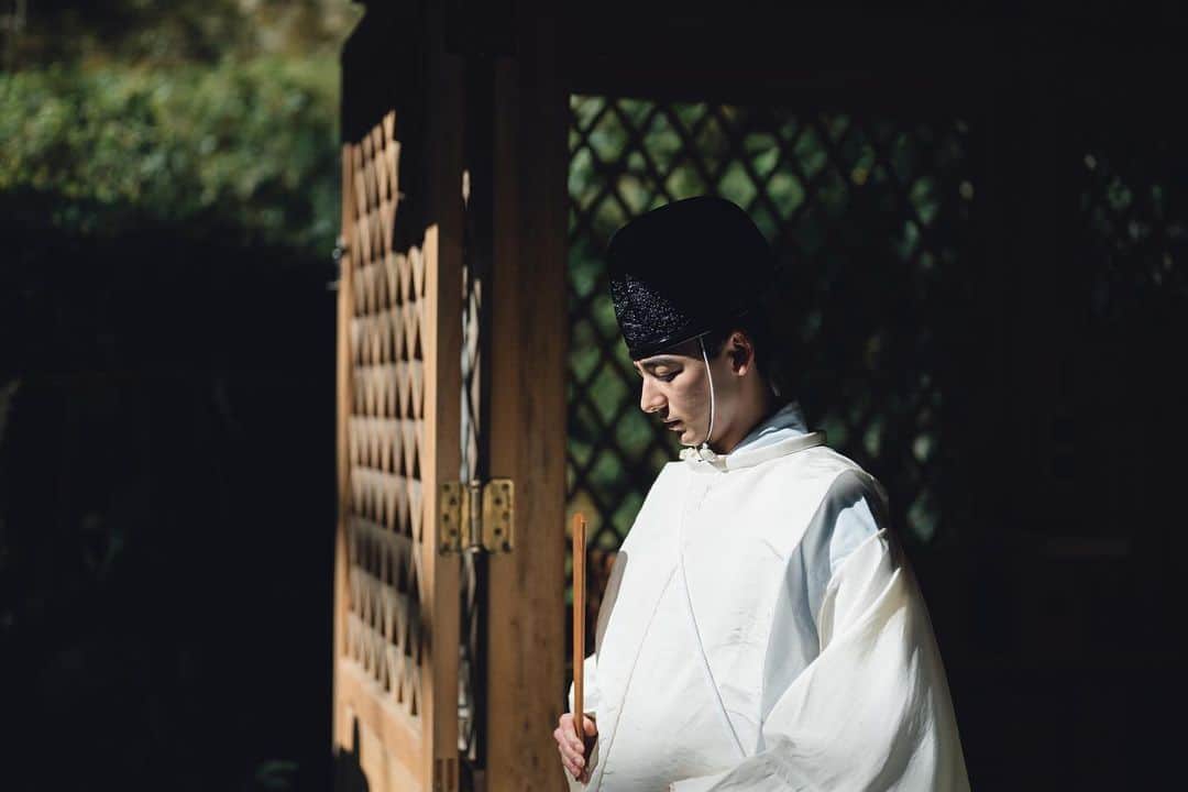 貴船神社のインスタグラム：「秋季御更衣祭  御更衣祭とは神様のお召し物を替えていただく祭儀で、本宮・奥宮の両殿御内陣にて新しい神御衣（かんみそ）を奉献します。」