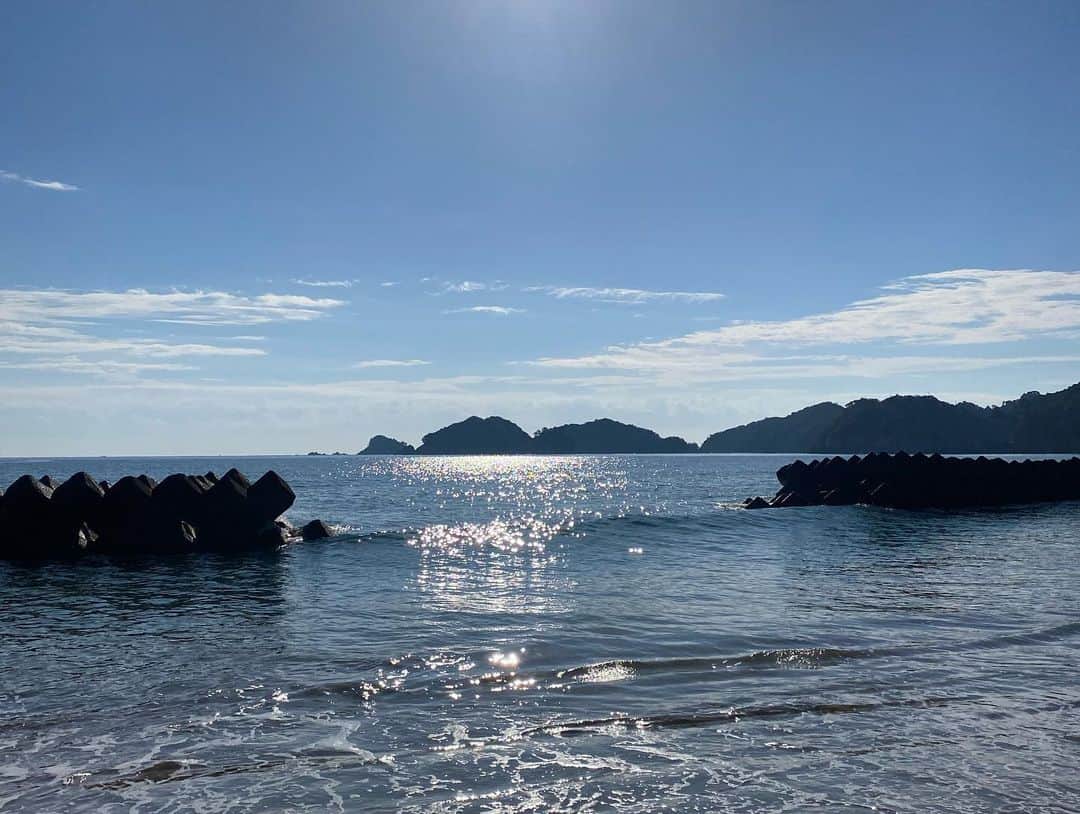 わたなべだいすけのインスタグラム：「2023.11.5  徳島県 海陽町 商工産業祭に出演しました。 ひさしぶりの開催ということで、大盛況でした。 思い返せば「DMVのうた」を制作したのはコロナ禍の中で、DMVの運行も延期に。ようやく運行開始になった2021年にボクはひとりで初めて海陽町で「DMVのうた」を歌いました。そこから3年続けて、この季節に海陽町に呼んでもらってます。本当にありがたい縁です。自然豊かで、人々もおだやかで、とても大好きな町です。4人の時にも3人の時にも行ってるから、もう何回目かわからないくらい、海陽町を訪れています。  徳島市から車で2時間くらい南に走ったところに、海陽町はあります。ほとんど高知です。そんな町を走っている世界初の乗り物デュアルモードビークルの応援ソング「DMVのうた」が、行く度にどんどん浸透していて、びっくりします。子供も大人もいっしょに歌って、振り付けもやってくれて、コールアンドレスポンスもバッチリの大合唱。今年はすごかった。感動しました。  とある小学校の運動会で子供たちが「DMVのうた」で「ダンス」してくれたそうです。感想文も読ませてもらいました。みんなが踊っているところを見たかったな、とおもいました。長く愛される歌になったらうれしいです。  海陽町の人たちは、みんな親戚みたいで、その輪の中にすっかりボクらも入れてもらえているような気がして、すごくうれしいです。みなさんのサポートのおかげで今回も楽しくライブすることができました。（宴会も） ありがとうございました。  今回も宿泊はリビエラだったんだけど、帰ったのが遅かったのと、朝寝坊したせいで、温泉に入れませんでした。無念。でも、海を散歩したり、空港に向かう帰り道に徳島ラーメンを食べたり、しっかり満喫してリフレッシュしました。明日からまたがんばります。  また来年も海陽町に行けたらいいな。」