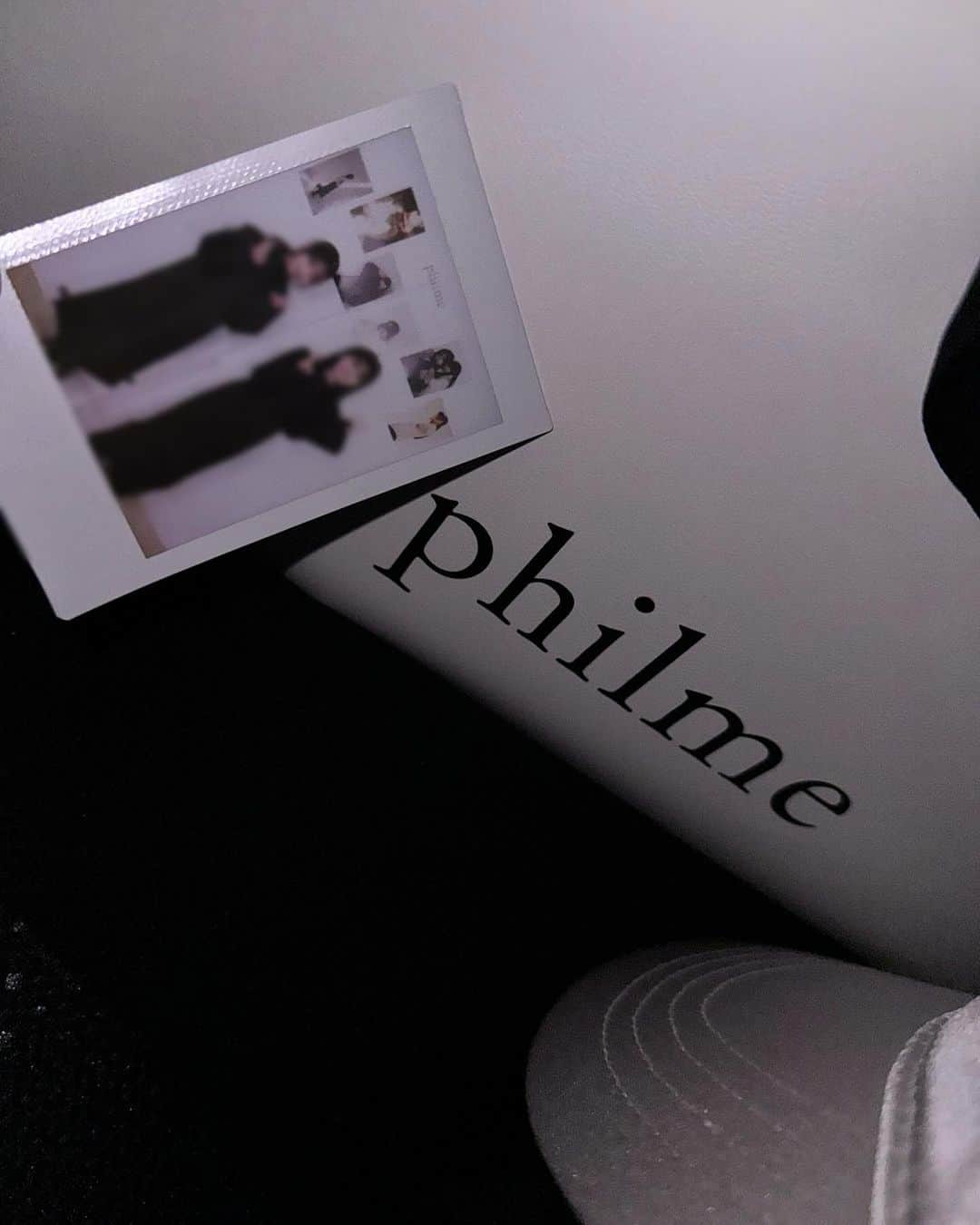 のインスタグラム：「🍑🫶  @philme_official のポップアップに行ってきました！ 前回もポップアップ行きたくて申し込んだけど中々当たらず 今回やっと最終日に当選したので...!! どれもシンプルだけど形が凝ってて可愛かったです〜🫶 大本命は完売だったけど可愛いのたくさんGETできました！ 桃子ちゃんともチェキ撮れてほくほくです...✌︎  チェキ見返したらこっち側慣れてないからか 姿勢めちゃくちゃ悪くて笑ってる🤭 これもいい思い出！  #philme」