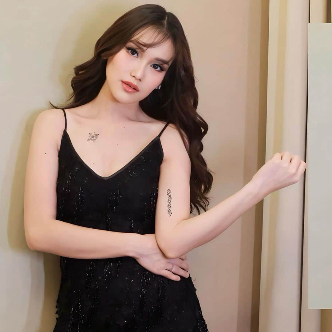 アユ・ティンティンのインスタグラム：「어제 밤에 🖤✌🏻 In @rikawirtjes @rikawirtjesofficial  Hairdo @kriznafahrezi  Stylist @erichalamin」