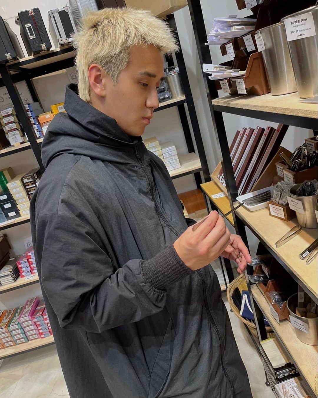こめおのインスタグラム：「-  この前行った買い出し。 大変だけど楽しい。  いいものが買えました。  寝癖  #こめお #闘う料理人 #こめを #割烹こめを #料理人」