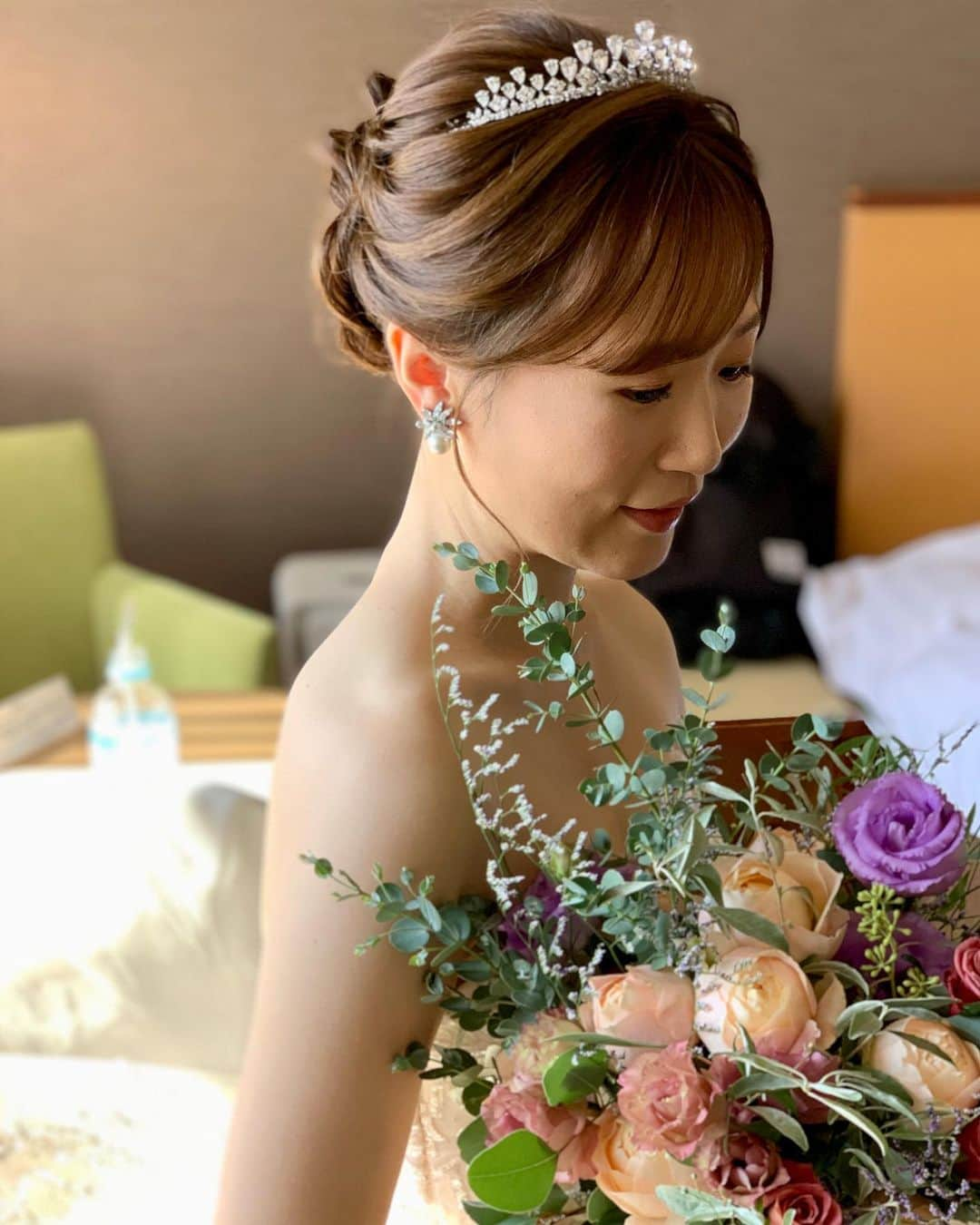 ウェディングヘアメイクルーチェさんのインスタグラム写真 - (ウェディングヘアメイクルーチェInstagram)「・  花嫁さまお気に入りのティアラ かわいかったです♡ ・  ・ @wedding_luce   #ルーチェ橋本ひろみ ・  ・  ルーチェからのサンクスプレゼント🕊️ ルーチェにて挙式ヘアメイクもしくは 撮影ヘアメイクをお申し込み花嫁さまへ アクセサリー2点レンタル&新郎さまメイク をプレゼントさせていただきます。  ※2023年12月末までに お申し込み花嫁さま対象 お申し込み時に「フォロワープレゼント」と お知らせくださいね🕊️  #ブライダルヘアメイク  #出張ヘアメイク #持ち込みヘアメイク #ウェディングヘアメイク #ティアラ」11月5日 18時59分 - wedding_luce