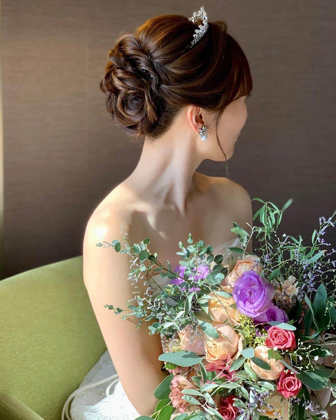 ウェディングヘアメイクルーチェさんのインスタグラム写真 - (ウェディングヘアメイクルーチェInstagram)「・  花嫁さまお気に入りのティアラ かわいかったです♡ ・  ・ @wedding_luce   #ルーチェ橋本ひろみ ・  ・  ルーチェからのサンクスプレゼント🕊️ ルーチェにて挙式ヘアメイクもしくは 撮影ヘアメイクをお申し込み花嫁さまへ アクセサリー2点レンタル&新郎さまメイク をプレゼントさせていただきます。  ※2023年12月末までに お申し込み花嫁さま対象 お申し込み時に「フォロワープレゼント」と お知らせくださいね🕊️  #ブライダルヘアメイク  #出張ヘアメイク #持ち込みヘアメイク #ウェディングヘアメイク #ティアラ」11月5日 18時59分 - wedding_luce