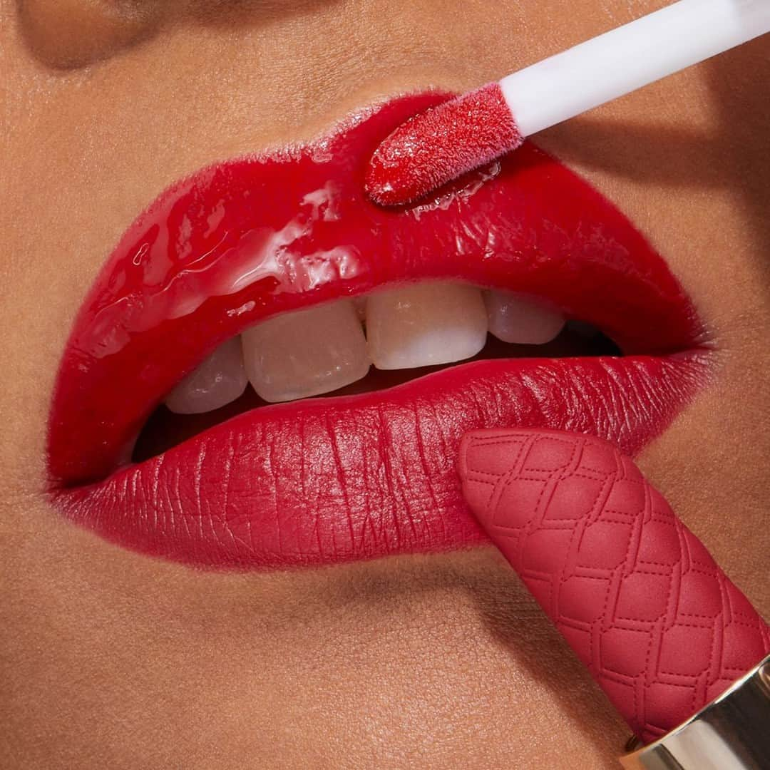 KIKO MILANOさんのインスタグラム写真 - (KIKO MILANOInstagram)「Nothing beats a bold red lip to get you into the festive spirit! 💄 Whether you're going for that glossy glitz or a matte masterpiece, you'll always be on point! Achieve this stunning #liplook with our #KIKOHolidayPremiere Lipstick & Gloss 💋⁣ ⁣ #KIKOLips #redlips #glossylips #lipgloss #redlipstick⁣ ⁣ Shade 04⁣」11月5日 19時00分 - kikomilano