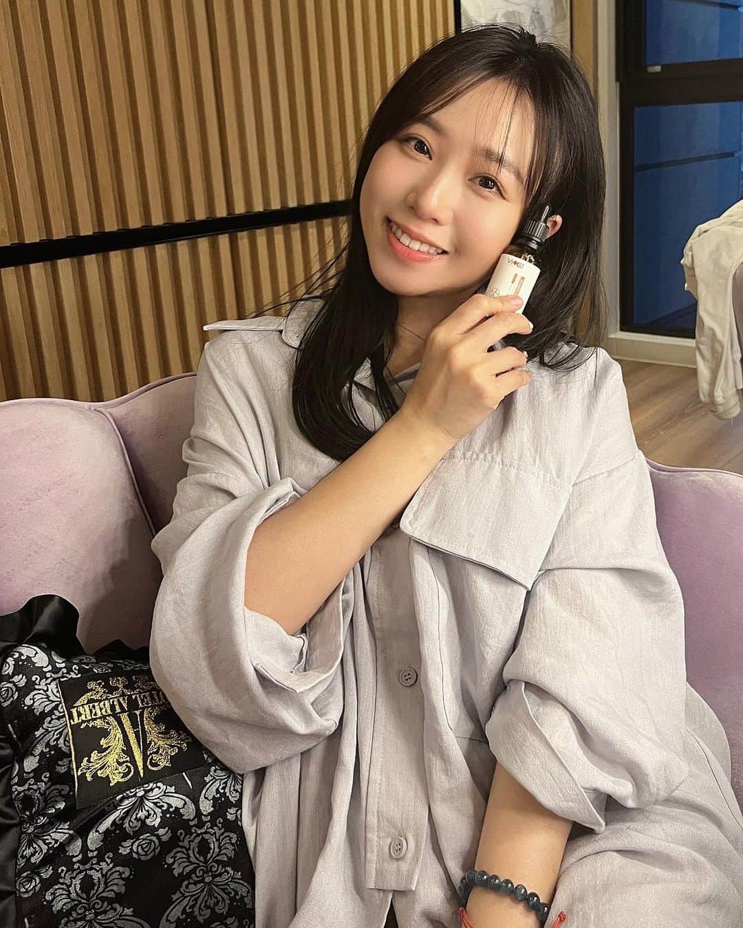 鄭茵聲のインスタグラム：「之前我對於酸類用在臉上都會點怕怕的 但自從代言了小蜜瓶之後就愛不釋手❤️ 使用完隔天上妝前可以看到皮膚很亮，毛孔也比較細緻 上完妝的妝感也超級服貼🤩 終於不用再被討人厭的毛孔粉刺給破壞我美麗的臉蛋😚   #蜜花酸晶煥膚美白精萃 添加了獨家蜜花酸晶，杏仁酸+花酸+花蜜酸，可以溫和去除老廢角質 還添加2%乙基維他命C美白去黃、改善肌膚暗沉 重點是還可以天天使用溫和不刺激 🙌七日有感，亮白煥膚   雙11獨家優惠就在蝦皮X薇佳旗艦店 ■專屬折扣碼【ALLYALINA】小蜜瓶組合現折200 ■小蜜瓶買1送1加碼送旅行組 ■滿1111再送贈品任選2 #薇佳 #小蜜瓶 #居家煥膚神器 #蜜花酸晶煥膚美白精萃」