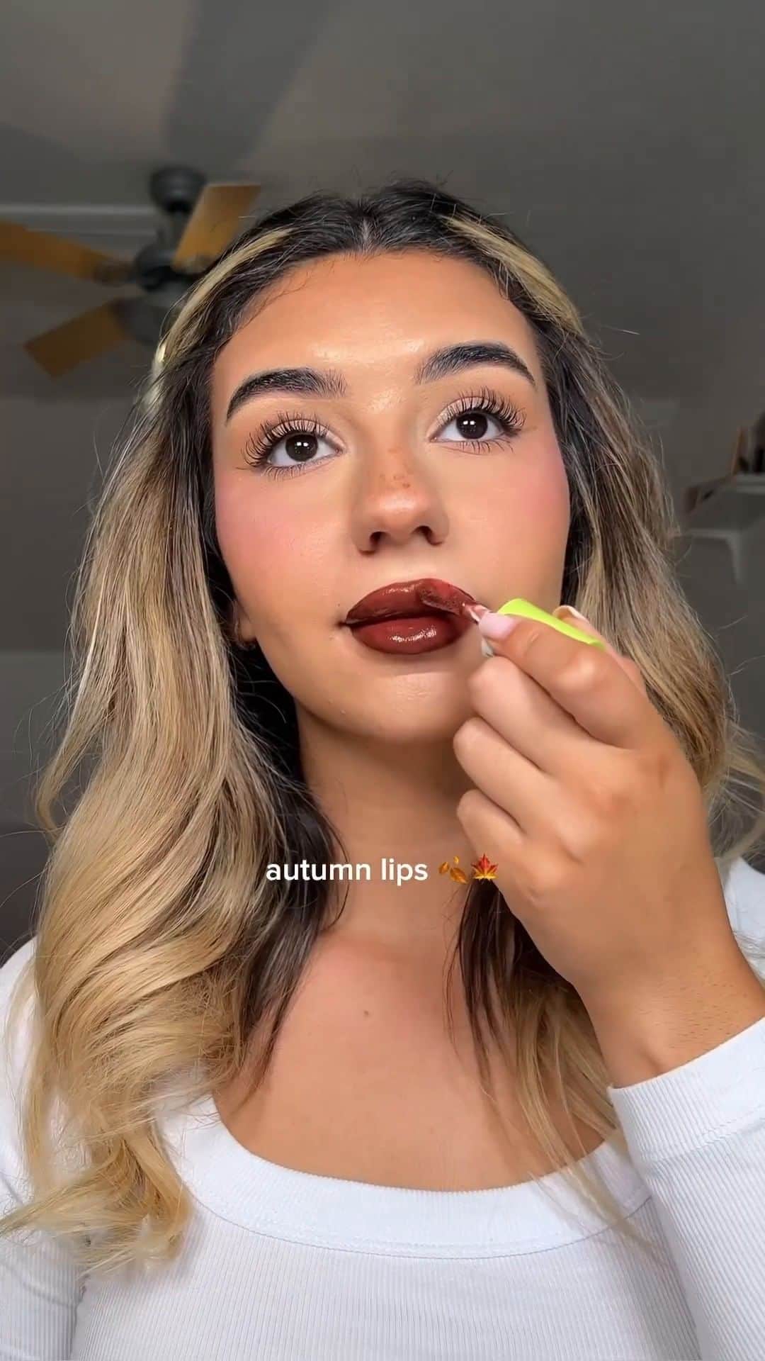 ASOSのインスタグラム：「We’re fall-ing in love with this lip shade combo from @tias.mua [she/her] 🫦🍂  Maybelline SuperStay Vinyl Ink Long Lasting Liquid Lipstick -Fearless [500506110] NYX Professional Makeup Fat Oil Lip Drip Lip Gloss - Status Update [500561141]」