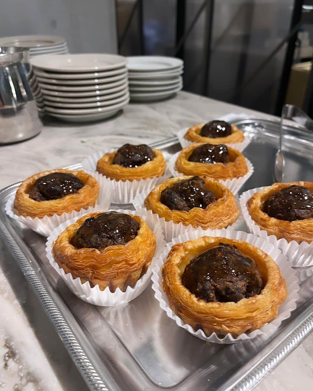 のインスタグラム：「韓国で爆発的に人気なミートボールパイ🥧 タルティエ(@tourtiere_japan ) 日本初上陸！  ローンチパーティに伺いました😌  翌朝でもサクサクしっとりで 美味しすぎた🤤 お土産で渡しても喜ばれそう✨  #タルティエ  #タルティエジャンパン #ミートボールパイ」