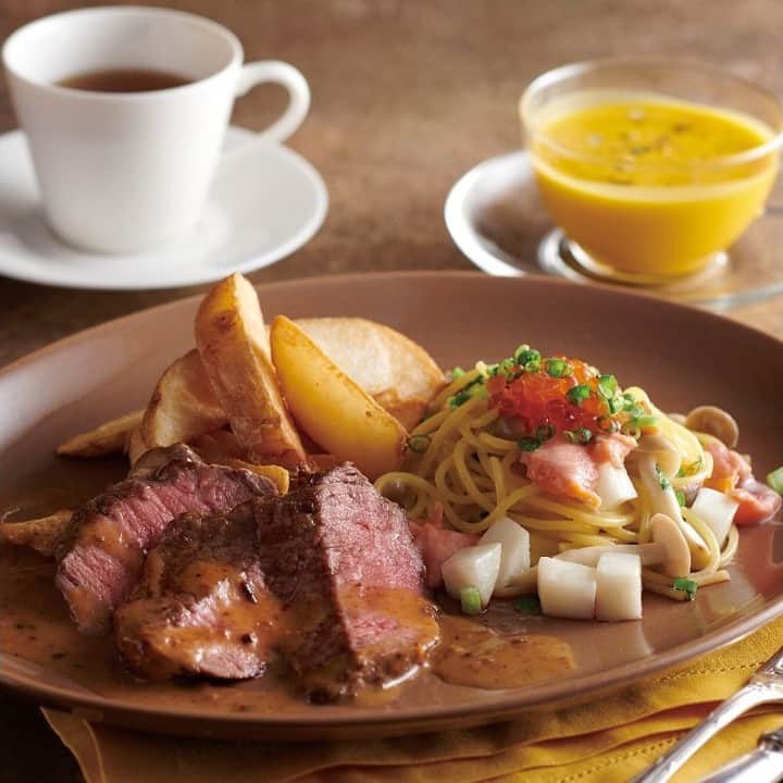 レッツエンジョイ東京さんのインスタグラム写真 - (レッツエンジョイ東京Instagram)「イチョウ並木が楽しめるカフェ☕💛  「キハチ青山本店」は、秋には神宮外苑のイチョウ並木が望める美しいロケーションとしても名高いお店。  テラス席からイチョウ並木が一望できる1階はカフェとして営業しており、季節ごとに異なる内容のランチやアフタヌーンティーが楽しめます。1階フロアの通常利用は基本的に予約不可ですが、アフタヌーンティーのみ予約が可能。  イチョウ並木と季節限定メニューで四季の移ろいを感じに、訪れてみては？😊  🔸キハチ 青山本店 @kihachi_official 📍東京都港区北青山2-1-19 🚉外苑前  #レッツエンジョイ東京 #おでかけ #おでかけスポット #東京 #デート #デートスポット #神宮外苑 #外苑前 #キハチ青山本店 #KIHACHI #キハチ #外苑前カフェ #青山カフェ #テラスカフェ #紅葉 #黄葉 #黄葉スポット #紅葉スポット #紅葉デート #紅葉狩り #紅葉シーズン #神宮外苑いちょう並木 #神宮外苑イチョウ並木 #神宮外苑いちょう祭り #神宮外苑銀杏並木 #いちょう #いちょう並木 #イチョウ #イチョウ並木」11月5日 19時01分 - lets_enjoytokyo