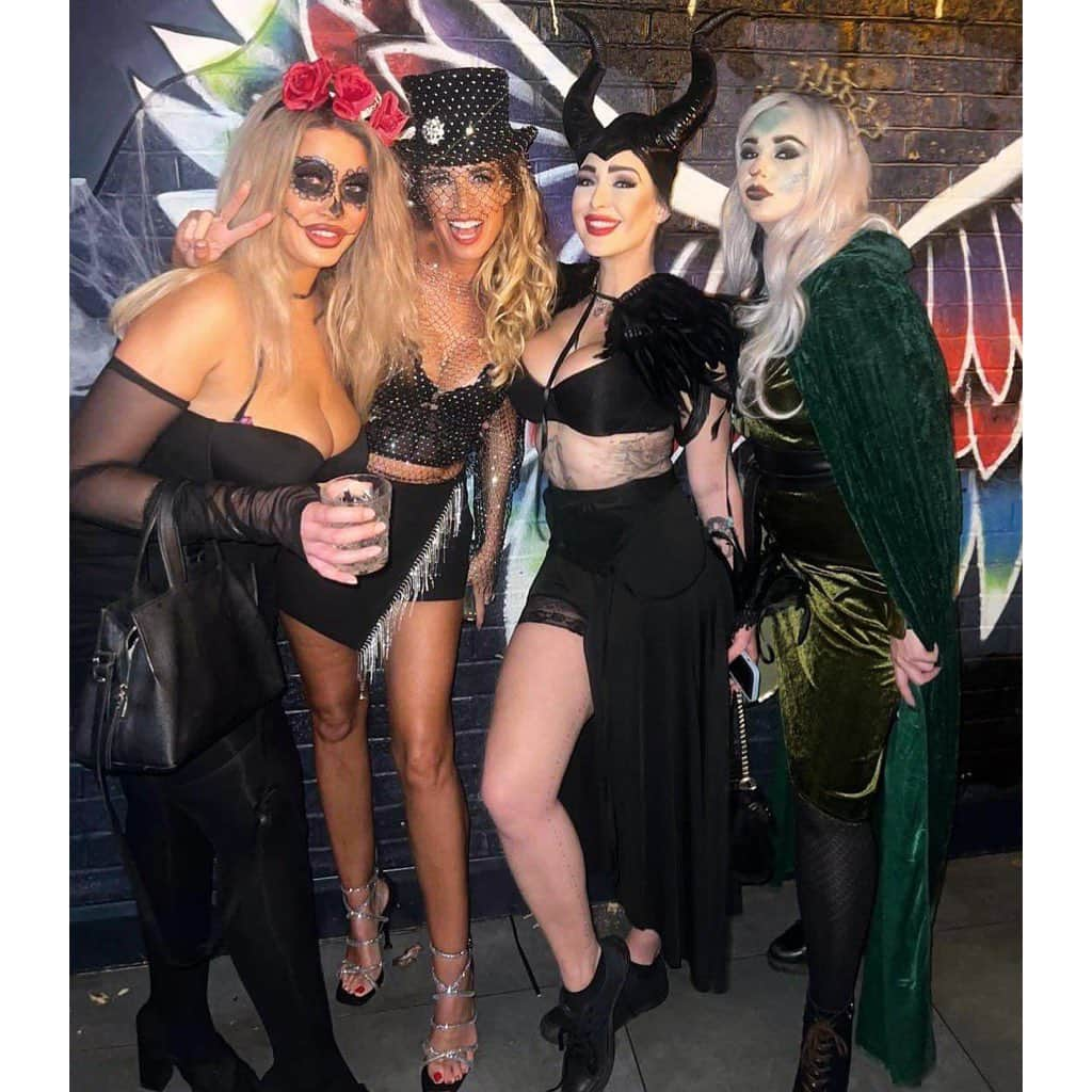 トレーシー・キスのインスタグラム：「Rate my Halloween costume out of 10 please? 🎃   How on earth are we almost one week into November already? I'm still reminiscing over how insane Halloween was! What a fantastic night at @newyorkeats_wimbledon for @ladywimbledon Boujee Boo Bash with @sintillatetalent and @makeupbyjanauk absolutely smashing Halloween makeup and styling 👻   I adore being around people with such positive and fun energy, to celebrate life, be thankful for your blessings and let off steam with laughter and good times. Halloween definitely brings out the inner child in all and to see such excitement and smiles warms my heart.  What did you dress up as this year? I got my Malificent on and loved it! 🦇   #halloween #sintillate #ladywimbledon #ladywimbledonevent #halloweenparty #malificent」