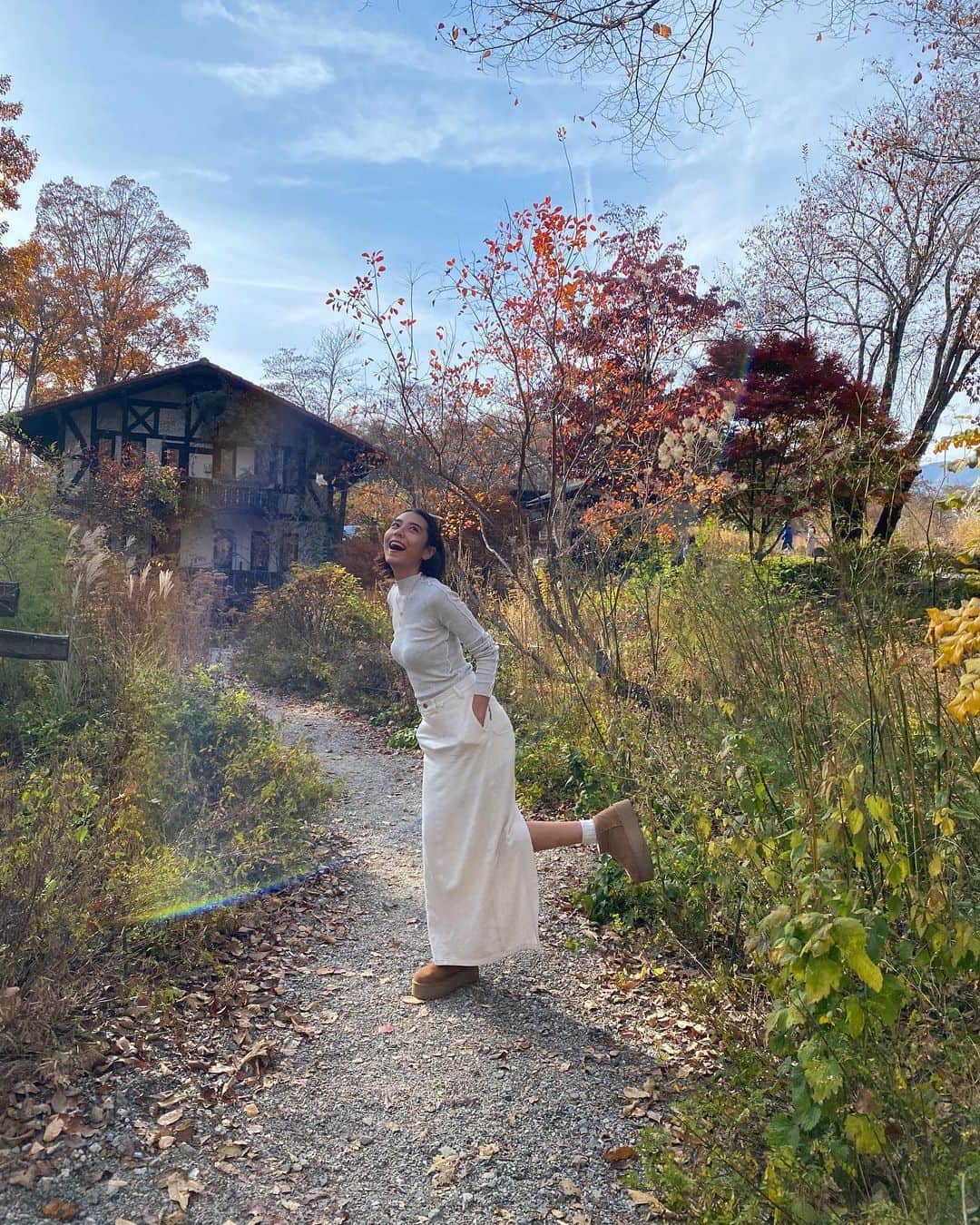 安保彩世のインスタグラム：「Yatsugatake,Japan🇯🇵🧡  紅葉をちゃんとみたの初かもしれない✨ すっごく綺麗でさらに日本が好きになった🥹🇯🇵❤️ みんなにもおすそ分け💕  このスカート好きすぎて履きすぎ😂 ハマるとそればっかりになってしまうタイプ🤫💛  tops: @the_newhouse  skirt: @see.you.yesterday.2017  boots: @uggjapan  sunglasses: @nochinooptical」