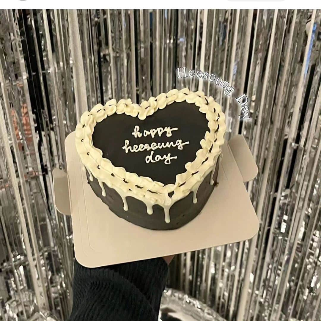 4meee!さんのインスタグラム写真 - (4meee!Instagram)「【ちょっと特別💕センイルケーキアイデア🍰】  お誕生日ケーキの定番になりつつある 韓国の”センイルケーキ”🧁  日本のとは違ってアイデアやデザインが 独特でかわいいと今や定番に！  センイルケーキとは韓国語で『誕生日ケーキ』 생일（誕生日）케이크（ケーキ）  セミオーダーやフルオーダーできるお店や アカウントも増えているよ🧁 さまざまなアイデアを、参考にしてくださいね♪  -----photoby💌----- @__7112tj @______681r @ponpoco0807 @tomo_3.9 @hsrrom  #本人不在の誕生日会 #ケーキ #セミオーダーケーキ #オーダーケーキ #誕生日ケーキ #センイルケーキ #オーダーケーキ専門店 #オリジナルケーキ #ケーキ #バースディケーキ #サプライズケーキ #プリンセスケーキ #リボンケーキ #バースデーサプライズ #バースデーケーキ #誕生日サプライズ #誕生日ケーキ #記念日ケーキ #リボンケーキ #3dケーキ #推しケーキ #推し活ケーキ #ドルチェマリリッサ #ロンドンカップケーキ #cakewith  #センイル」11月5日 18時56分 - 4meee_com