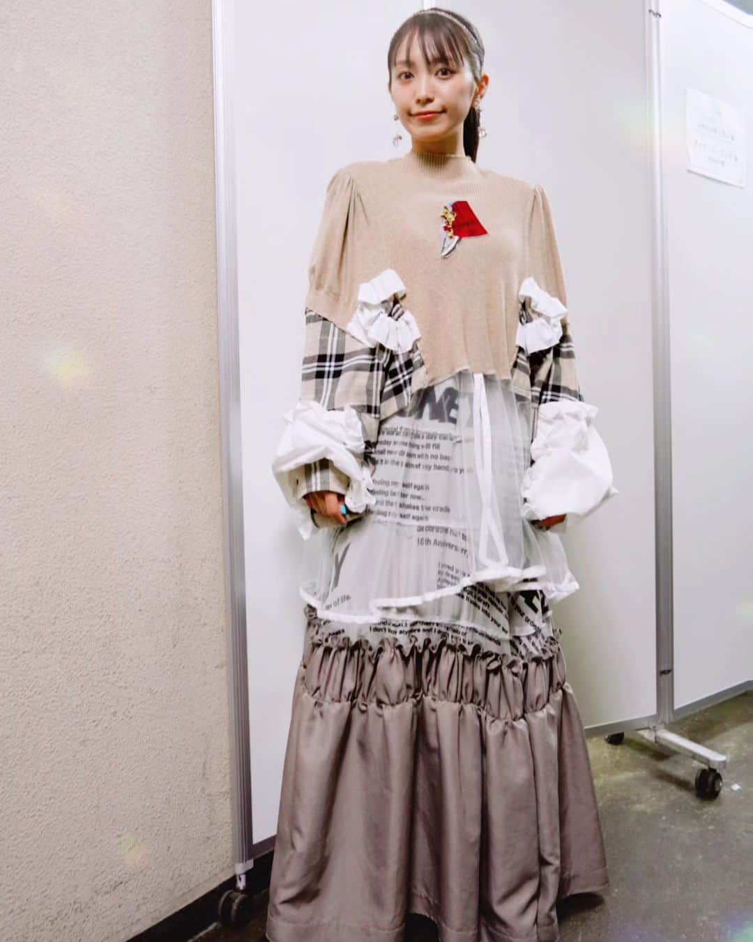 miwaのインスタグラム：「本日の衣装🤎  トップス、スカート→ @oldhoney.tokyo イヤリング→ @chouetteme_accessory」