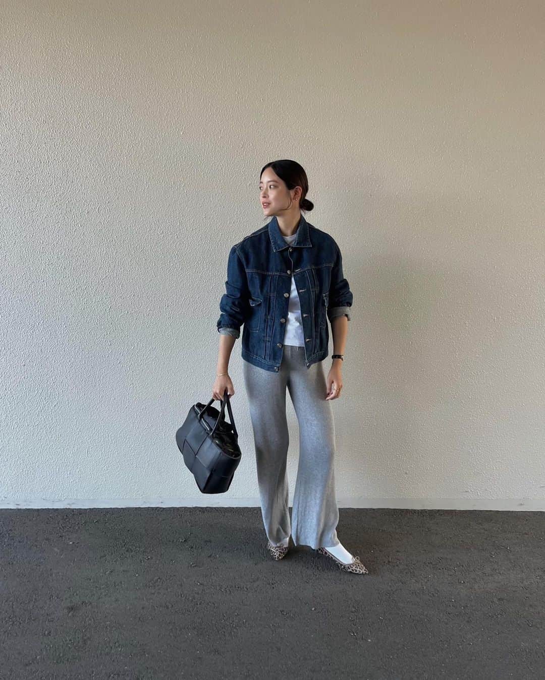 丸山クルミのインスタグラム：「ご質問をいただいたパンツは @uniqlo_jp  ウォッシャブルリブニットパンツ No.461317 です✨ 出産間近まで履けるようLサイズを購入しました🐘🩶  👞 @repettoparis  🧥 @apc_paris  #マタニティコーデ#ユニクロ購入品#ウォッシャブルリブニットパンツ#ユニクロコーデ#ママコーデ#レオパード」