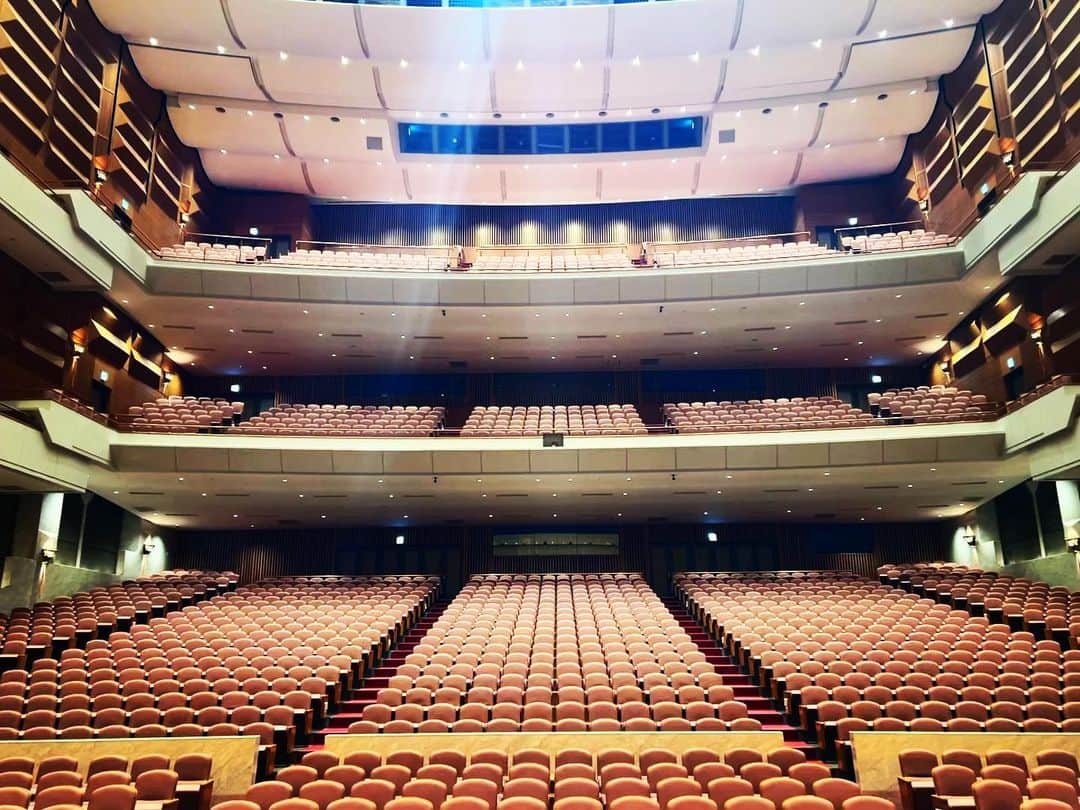 木嶋真優のインスタグラム：「木嶋真優×とっとりスーパーブラス 終了🎻@torigin_bunka  私が『高校生のみんなと弾きたい!』とお願いしたことから始まりたくさんの方にご尽力頂いて 実現して頂きました。 本当にありがとうございました。 1部は坂野伊都子さんとのコンサート、 2部は高校生のみんなとの共演。 指揮を務めてくださった大井駿さん、 今回関わってくださった 本当にたくさんの関係者のみなさま、 貴重な体験を具現化してくださり 心より感謝いたします。  今日一緒に弾いてくれた 学生のみんなへ！ みんなと過ごした時間はとても短かったけれど 音楽を一緒に愉しめた事、 みんなの音楽に対するパワーや 好きな気持ちが伝わってきて 一緒に弾かせてもらえて 私にとって大切な思い出になりました。 みんなから学びがたくさんありました。 みんなが練習を重ねて今日のために準備して待っていてくれたこと、 心から感謝の気持ちでいっぱいです。 もっとたくさんお話ししたかったな！ これからみんな大学に進学して 音楽から一旦離れる子もいるかもしれないけど、 音楽はプロ、アマチュア、性別、国籍関係なく 楽しく幸せな場所です。 音楽さえあればどんな国境も越えられる素晴らしいものです。 またみんなと再会して一緒に弾けますように！ そしてみんなの将来が幸せでありますように！  大切な休日に聴きにきてくださった皆様、 サイン会でもCD売り切れてしまい お手に取って頂けなかった方々、 申し訳ありませんでした。 たくさんの方にお並びいただいて　 ありがとうございました。 コンサートでは 素晴らしい響きのとりぎん文化会館ホールで終始皆様が暖かい雰囲気で聴いてくださって本当に幸せでした。 ありがとうございました。 皆様またお会いしましょう🙏」