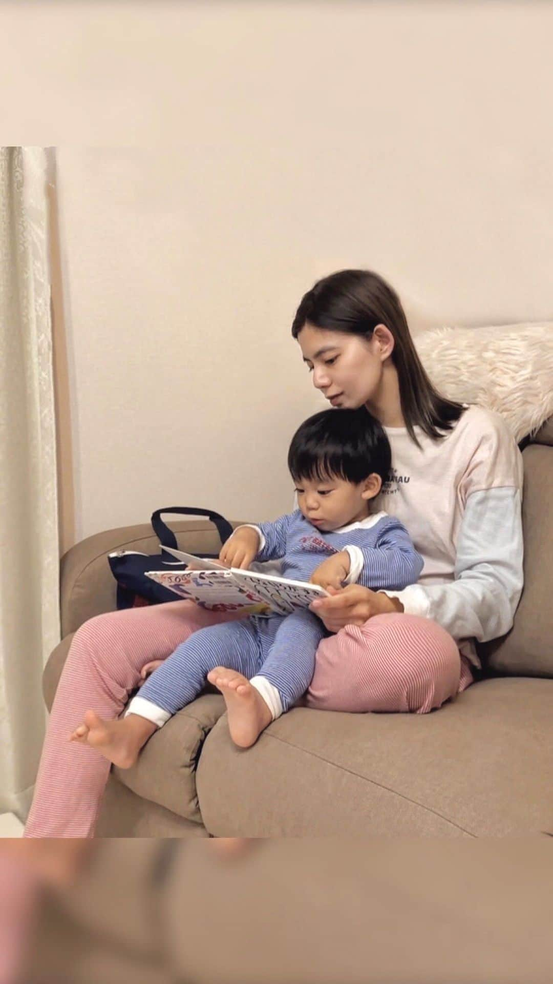 畑有里紗のインスタグラム：「息子との夕方から寝るまでルーティーン 撮ってみたよ👶🏻🛌💤♡ 育児していると自分のケアにしっかり時間を取ることってなかなか難しいから時短ケアが出来ちゃうアイテムとっても助かるし大好きなのです🙏✨  セラティス ムーンライト シリーズは90％以上が美容液成分(*1)で寝ている間に髪に染み込みサラサラ髪にしてくれるよ〜〜👏 次の日のケアが楽になるのはありがたい😌  みんなの時短ケアアイテムおすすめなどあったら是非教えてほしいなぁ☺️  (*1：基剤を除く、水を含む) @theratis_official #PR#セラティス #ナイトケア #夜活美容 #うねり髪#息子#男の子ベビー#男の子ママ#ママ#ナイトルーティーン#ママの日常#赤ちゃんのいる生活#子供のいる生活#赤ちゃんのいる暮らし#ママナイトルーティーン#生後17ヶ月#1歳5ヶ月」