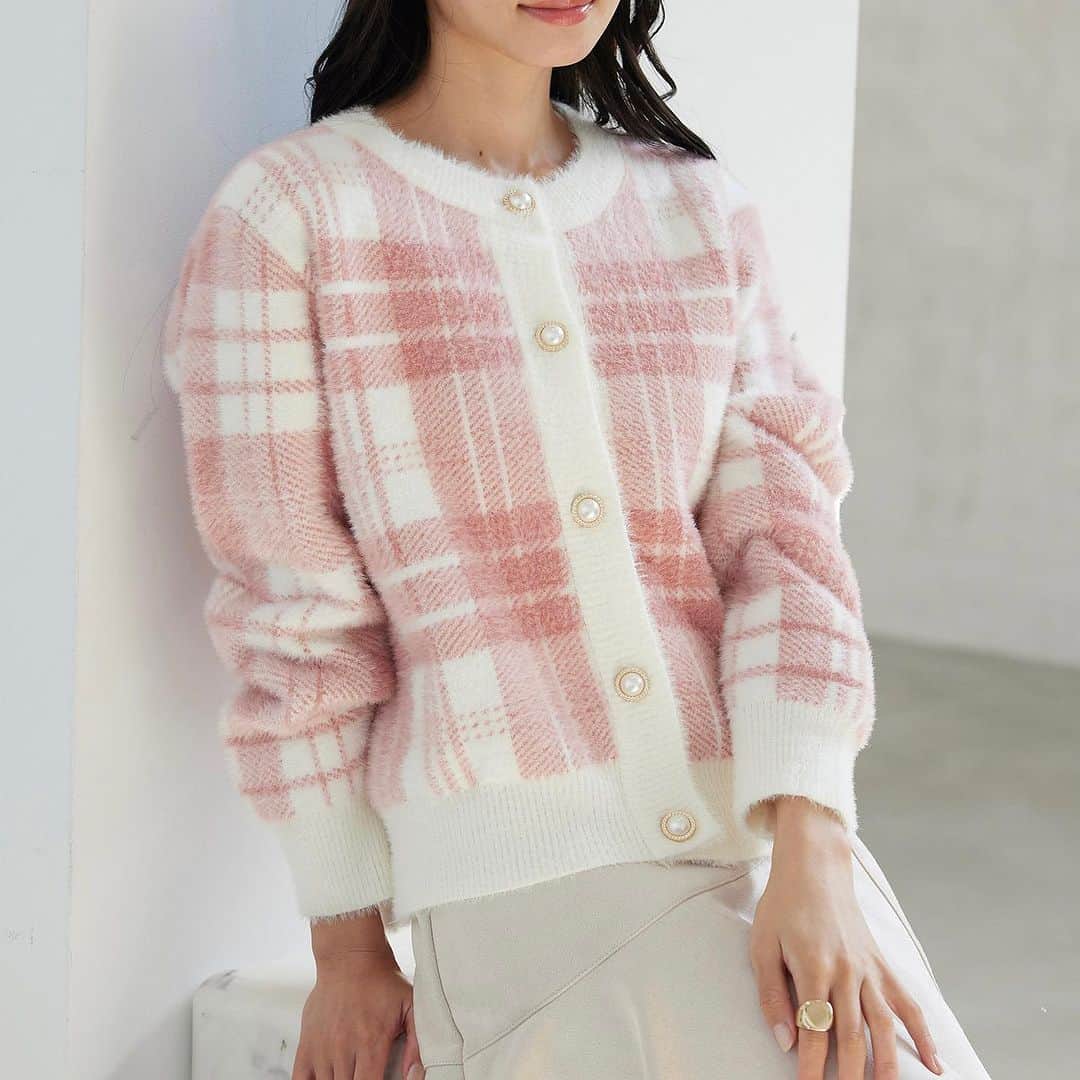 のインスタグラム：「【J'aDoRe JUN ONLINE限定アイテム】  J'aDoRe JUN ONLINEでしか出会えないアイテム。  スタイリングの主役になるチェックカーディガン。 パール釦がアクセントになって華やかな印象に。  #BVK83180 パール釦チェックシャギーカーディガン ¥8,789 (税込) ※数量限定  @jadorejunonline をチェック！  #vis#vis_jp #ビス #ファッション#fashion#トレンドファッション #秋冬コーデ#ニット#ニットコーデ#韓国ファッション#韓国コーデ #ニット#カーディガン#ニットカーデ#チェック#パールカーディガン #ふわふわ#大人可愛い#カジュアル#カジュアルコーデ #限定アイテム #数量限定」