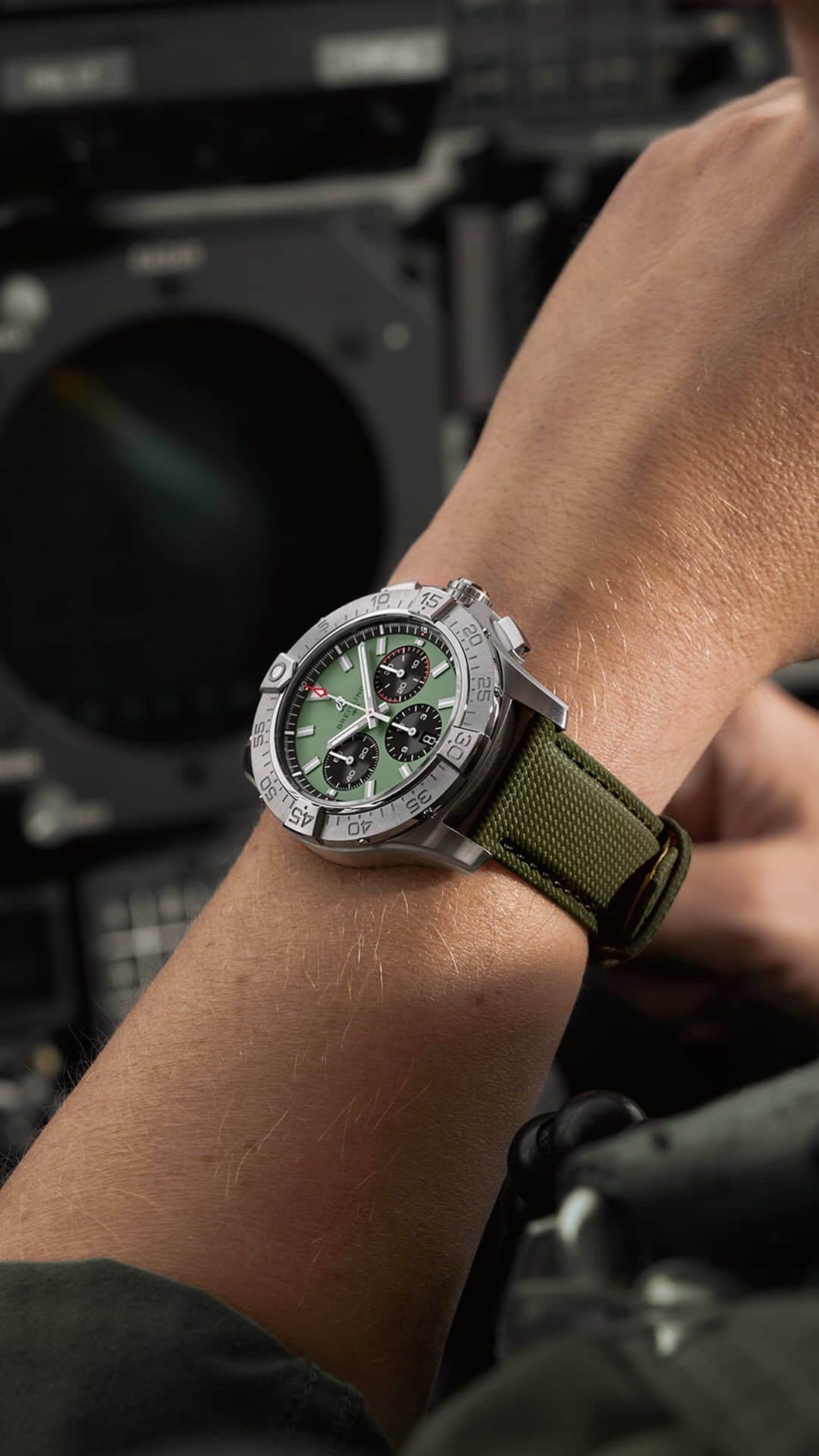 ブライトリングのインスタグラム：「Around the clock with the new Avenger.  #breitling #squadonamission #avenger #watches #pilotwatch #aviation #chronograph #gmt」