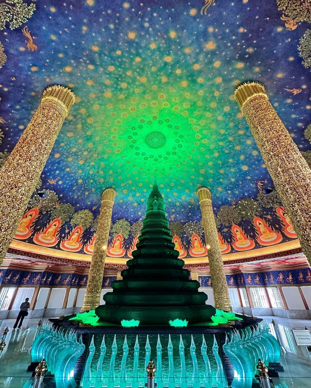 ききまるさんのインスタグラム写真 - (ききまるInstagram)「#ワットパークナム 🇹🇭 . . #WatPaknamPhasicharoen . . ずっとこの目で見てみたかった仏塔最上階の天井画🦚✨ 360度どこからみても綺麗だった まるでクジャク。  .  2021年に完成した世界で最も高いらしいブロンズでできた黄金の仏像。 思ってたよりアニメちっくだった！出来立てほやほやなのもあってすごく綺麗だったしとんでもなくデカかった！！ . .  . -—————————  ききまるの自己紹介  💠インスタ歴10年現在フォロワー45万人 💠猫と犬と東京のど真ん中で暮らす26歳 💠事務所無所属(フリーランス) 💠TikTok & Twitter & Therdsも ㊙️ファンサイト開設しました❤️‍🔥 ハイライトの『裏垢』からチェックしてね . フォロー、保存、コメント嬉しいです✨       (((( 　@kikigram_97 ))))   ——————————  #バンコク　#バンコク旅行　#バンコク観光　#女子旅行　#女子旅　#旅行女子　#タビジョ　#たびじょ　#旅女　#タイ旅行  #タイコーデ　#タイ　#タイ旅行　#thailand #Bangkok #bangkokthailand #bangkoktrip」11月5日 19時09分 - kikigram_97