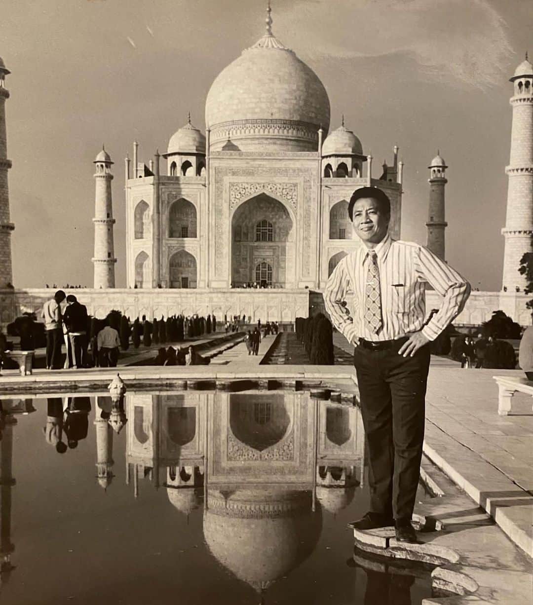 エリック・トヒルのインスタグラム：「Bismillahirrohmanirrohiim.  7 tahun sudah ayah saya, H. Mochammad Thohir, meninggalkan kami. Sedikit demi sedikit, kami, anak-anaknya, berupaya mewujudkan cita-cita beliau yang belum terwujud. Salah satunya membangun masjid seperti Taj Mahal, yang pernah dikunjunginya.  Masjid At Thohir di Tapos, tidaklah semegah Taj Mahal, tapi sama-sama dibangun karena cinta.   Ya Allah, jagalah ayahanda seperti dulu ia menjagaku. Berikan surga untuknya. Atas semua cintaku padanya, kabulkanlah doa hamba.   Sesungguhnya kami milik Allah dan hanya kepada-Nya lah kami kembali. Al Fatihah.. 🤲🏼」