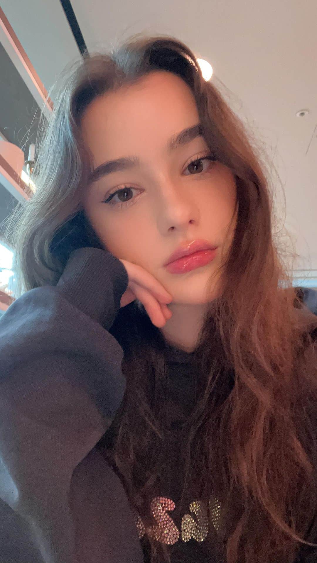 ダシャ・テゥアランのインスタグラム：「tell me the truth now…should I make more videos like this?🥺  lately I’ve been thinking about showing my outfits more often because I want to share it and improve my style with you guys🤍🥺 I’m also very excited to show you a clothing brand I’ve been working on for a while now…!!! ✨✨」