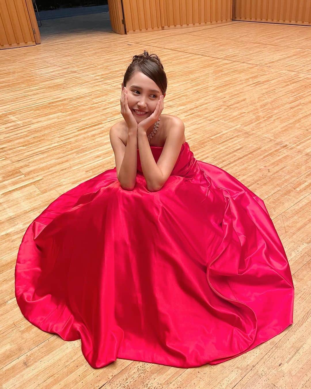 赤崎夏実のインスタグラム：「おは朝カレンダーoff shot📷 こんなドレス着させてもらって照れました🫠おは朝カレンダー発売中です♡ そして‼︎今年も"おは朝パーク"おはパーが開催されます👏 11月18日(土)19日(日)万博記念公園 9:30〜17:00 おは朝バンドのステージの他にエレクトーンのステージもします🎵 エレクトーンブースは予約なしでどなたでも参加していただけますので、是非ふらっと遊びに来てください🙂 生ジングルはもちろん‼︎色んな曲を演奏する予定です♪ みなさんにお会いできるのを楽しみにしています♡ きっと去年と同様、1日中色んな所にふらふら出没してるので声かけていただけると嬉しいです♡待ってまーーす‼︎‼︎ #おはよう朝日です #おはパー」