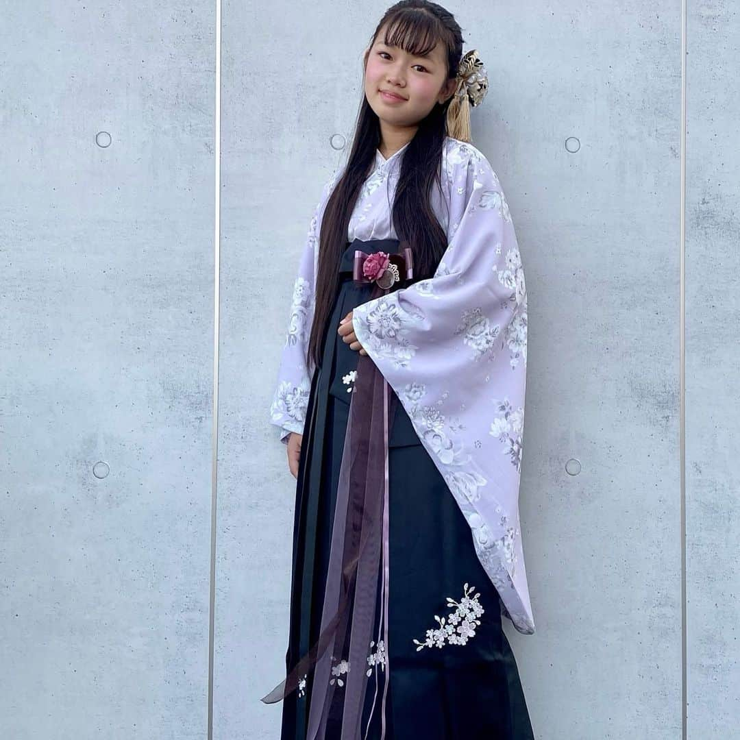 花音さんのインスタグラム写真 - (花音Instagram)「・ そろそろ、、 卒業式の洋服どうしようと思い始めてる時期だよねー。 ・ 最近DMでのお問い合わせもたくさんいただくのですが、 娘の通う小学校は袴がOKなので 袴を着たいと花音さん(*´ω`*)  ・ 小物まで全て花音セレクト♡ ・ ・ レンタルにしようかどうしようか迷ったんだけど、 お値段もデザインも可愛かったので◎ ・ 着方の説明書もついてたんだけど、 あんまり簡単に着られてビックリ！ キツく締めたり、着崩れする要素もないし、 めちゃくちゃ満足ーーー♡ ・ ・ 袴が禁止な小学校も増えてるみたいで、 洋装についても質問いただくので… 袴脱いだ後の洋服も近々載せますね！ ・ ・ ・ 袴size:150→ @catherine_cottage  髪飾り、帯飾り→ @utatane_yukata  シューズ→ @vivian_collection_official  ・ 【身長147/体重38】 ・ ・ ・ ・ #キッズコーデ #kidsfashion #娘コーデ #和装 #kimono #日本の文化 #hakama #instagood #instamood #卒業式 #袴 #小学校卒業式袴 #卒業式袴 #着物」11月5日 19時08分 - flowermelodychan