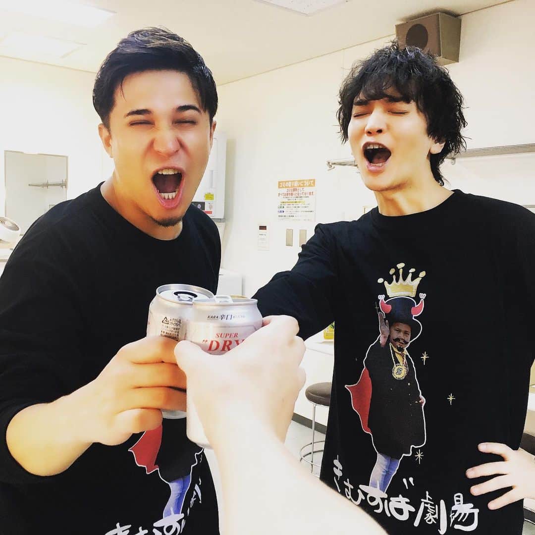 浅沼晋太郎さんのインスタグラム写真 - (浅沼晋太郎Instagram)「#きむすば劇場 旗揚げ公演「 #オムニバース 」、全公演終了しました。ご来場くださいましたお客様、配信チケットをお買い求めくださったお客様、来られなかったけれど気にかけてくださった皆様、本当にありがとうございました！  昴と「絶対無理だと思うけど、言うだけならタダだからダメ元でオファーしようぜ！」と、小学生みたいなテンションで小林賢太郎さんの名前を挙げてから数ヶ月。初日からトリプルコール、千秋楽はスタンディングオベーション付きのクアドラプルコール。すげぇじゃん、木木村村座長。やべぇ初航海じゃないですか、キャプテン・キムラル。あらためて、俺を相棒に選んでくれてありがとう。最後、昴の泣き顔を横から見て、もらい泣きしそうになったけどこらえたよ。だってお客様みんなが昴の喜びを受け止めながら拍手してたんだもん。俺がキャパオーバーになる訳にいかなかったんだ。  賢太郎さん。出来の悪い後輩でしたが、稽古場からステージまで、ずっと夢のようでした。賢太郎さんが僕を、「晋太」なんて、舞台を一緒に作った仲間だけが呼ぶ愛称で呼んでくれる日が来るなんて、思ってもいませんでした。いろんな宇宙がある中、この芝居に参加できる宇宙にいられて幸せでした。もっと精進します。  誰かが何かに抱く「キライ」にすこぶる弱くて、誰かが何かに抱く「スキ」がすこぶる好きな僕にはうってつけな、ハッピーの詰め合わせみたいな世界でした。オムニバース、ハッピーセット説。  まだご覧になっていない方、おかわりをされたい方。ご一緒に配信はいかがですか？0円どころか、お釣りが返ってくるぐらいのスマイルがお持ち帰りいただけますよ。特典付き配信チケットのお申し込み締め切りは本日23時59分まで。  最後に。　　　……突！！  #木村昴 #小林賢太郎 #オムニバーサルスタジオジャパン」11月5日 19時17分 - shintaroasanuma_official