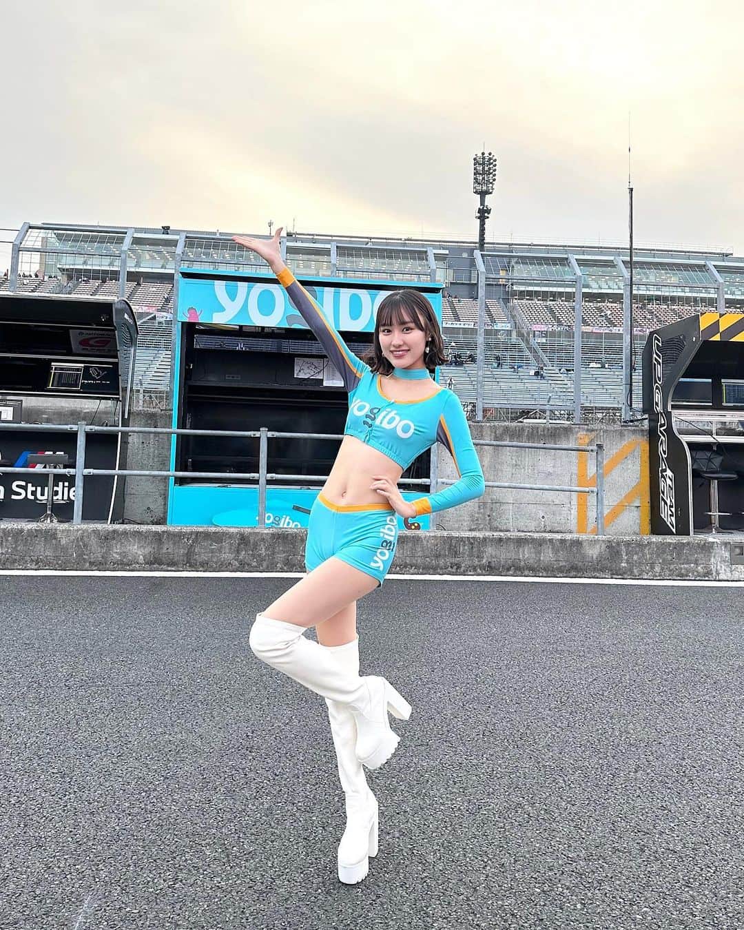 早乙女るなさんのインスタグラム写真 - (早乙女るなInstagram)「SUPERGT最終戦お疲れ様でした！  この1年でレース以外の場所でもYogiboのお姉さんだと沢山言っていただけて！ Yogibo、YogiboRacingの広告塔として誇りを持って活動できました♡  それも温かいYogiboチームの皆様、そしてなによりRunarのおかげです♡本当にありがとうございました🫡しあわせ！来年もサーキットで会えますように！！！  #YogiboRacing #yogibo #レースクイーン #RQ #栃木 #もてぎ #モビリティリゾートもてぎ #スーパーGT #モータースポーツ好きな人と繋がりたい #21y #スタイルアップ #ロングブーツ #ショートパンツ #japanesegirl #asiagirl」11月5日 19時18分 - saotome.runa