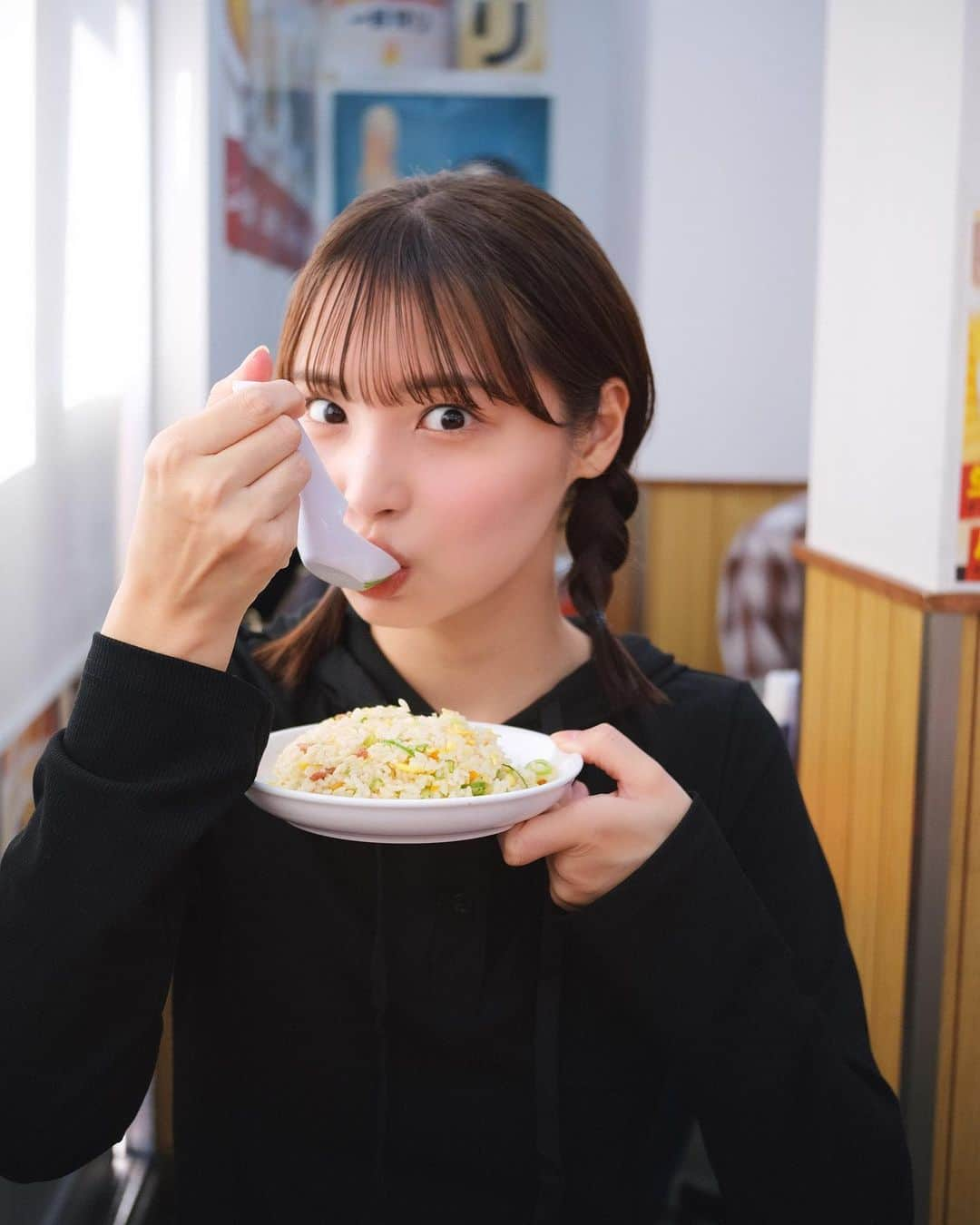 久保乃々花のインスタグラム：「🍜🍥🥟！  この前、稽古オフだったのでお昼に中華を食べました！ あー幸せ。  そして、舞台本番まで後2週間ちょっととなりました☺︎  舞台「ハロー、妖怪探偵社」、初めての舞台ヒロインを務めさせていただきますので皆様ぜひお越しくださいー！  ☑️11/22〜11/28 ☑️下北沢小劇場B1 ☑️チケットはXに投稿してるリンクもしくは チケットぴあ、ローチケなど各プレイガイドにて販売中です〜！  #中華  #中華料理 #彼女感 #fyp #舞台 #三つ編み #shein」