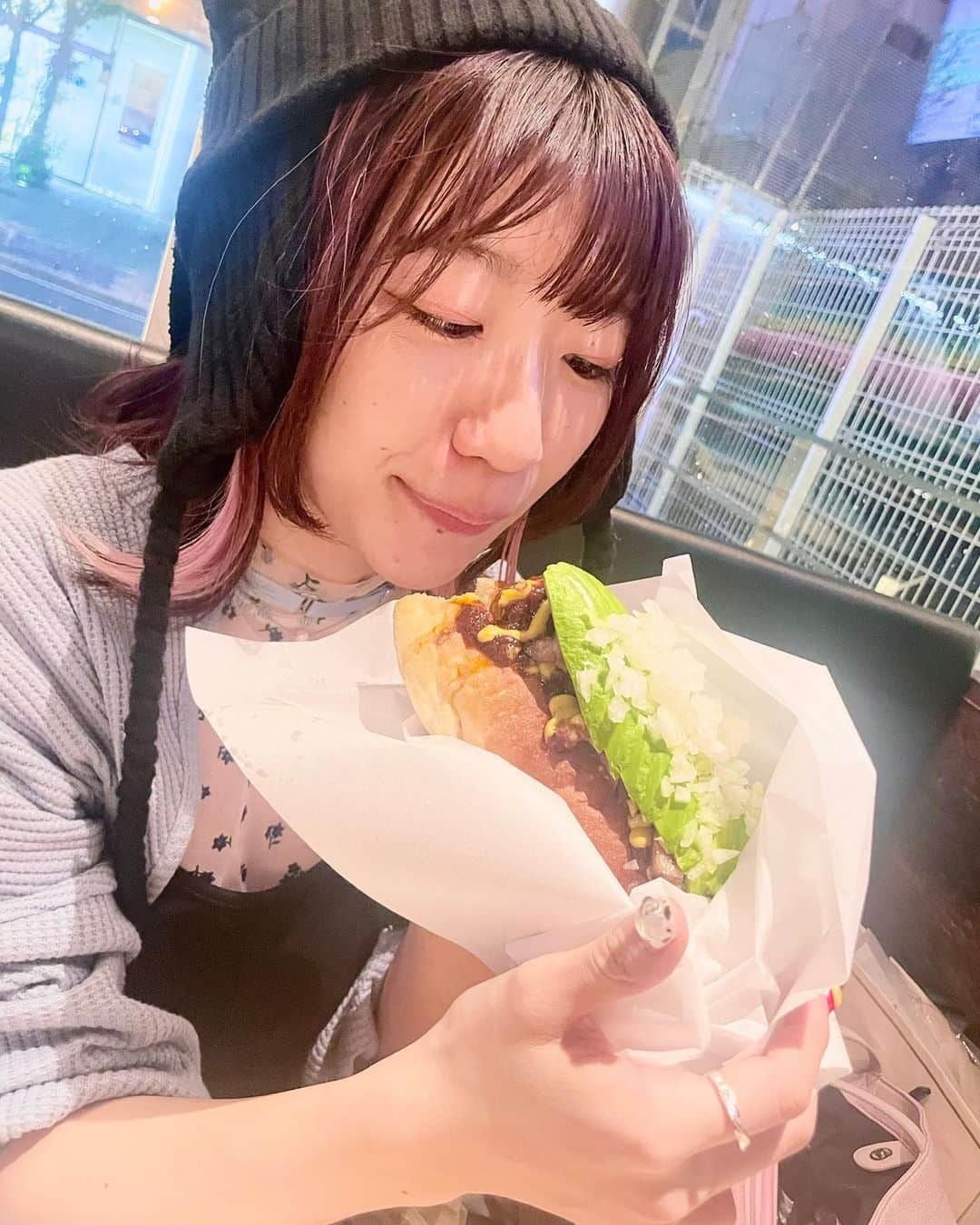 ぱいぱいでか美さんのインスタグラム写真 - (ぱいぱいでか美Instagram)「中目黒にある美味しいホットドッグ屋さん🌭 . ちょっと前になるんだけど めぐろパーシモンホールでMSMW観た後 ちんたくさんと中目黒にホットドッグ食べに行ったよ🌭 写真で伝わると思うけどボリュームもすごかったし 自家製ソーセージが美味しすぎてやばかった🤤  しかもなんと！ちんたくさんの！旧友のお店で！ ちんたくさん、エモがってて可愛かった😂  店内もおしゃれだし居心地いいしよかった〜 中目でご飯食べるときいつも迷ってたので 素敵な場所を知れました✌🏻 また行く〜  そして今日はね！ カントリー・ガールズ結成記念日！ 小片リサさんのお誕生日！ 今回のMSMW、りさおぜコンビが本当可愛くて🫶🏻😂 (めぐろはりさまるいなかったけど……！) 二人の大切な日が同じだねって話してたMCも 非常に非常に非常に愛おしかったです……🧡💙 おめでとうございます！！！！！！ MSMWでもツーショットアクスタとか出して欲しい🥹 . #SKOOKUMHOTDOG #中目黒 #ホットドッグ  #ご飯ととるのがいいと聞きました #FSKとおでかけ #でか美ちゃん」11月5日 19時10分 - paipaidekami