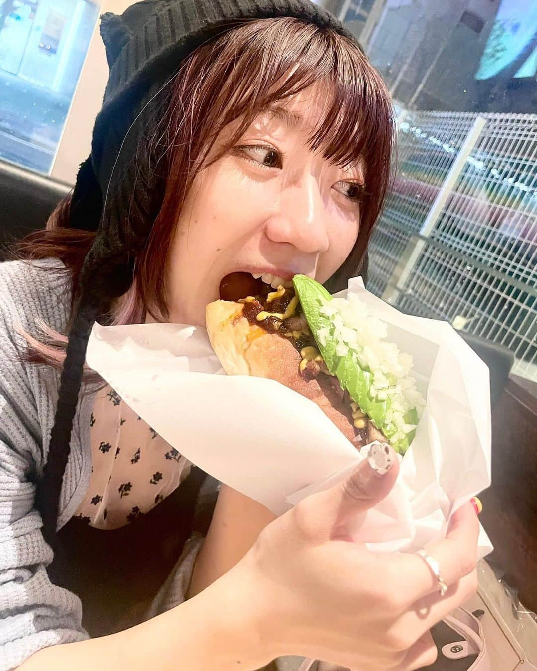 ぱいぱいでか美のインスタグラム：「中目黒にある美味しいホットドッグ屋さん🌭 . ちょっと前になるんだけど めぐろパーシモンホールでMSMW観た後 ちんたくさんと中目黒にホットドッグ食べに行ったよ🌭 写真で伝わると思うけどボリュームもすごかったし 自家製ソーセージが美味しすぎてやばかった🤤  しかもなんと！ちんたくさんの！旧友のお店で！ ちんたくさん、エモがってて可愛かった😂  店内もおしゃれだし居心地いいしよかった〜 中目でご飯食べるときいつも迷ってたので 素敵な場所を知れました✌🏻 また行く〜  そして今日はね！ カントリー・ガールズ結成記念日！ 小片リサさんのお誕生日！ 今回のMSMW、りさおぜコンビが本当可愛くて🫶🏻😂 (めぐろはりさまるいなかったけど……！) 二人の大切な日が同じだねって話してたMCも 非常に非常に非常に愛おしかったです……🧡💙 おめでとうございます！！！！！！ MSMWでもツーショットアクスタとか出して欲しい🥹 . #SKOOKUMHOTDOG #中目黒 #ホットドッグ  #ご飯ととるのがいいと聞きました #FSKとおでかけ #でか美ちゃん」