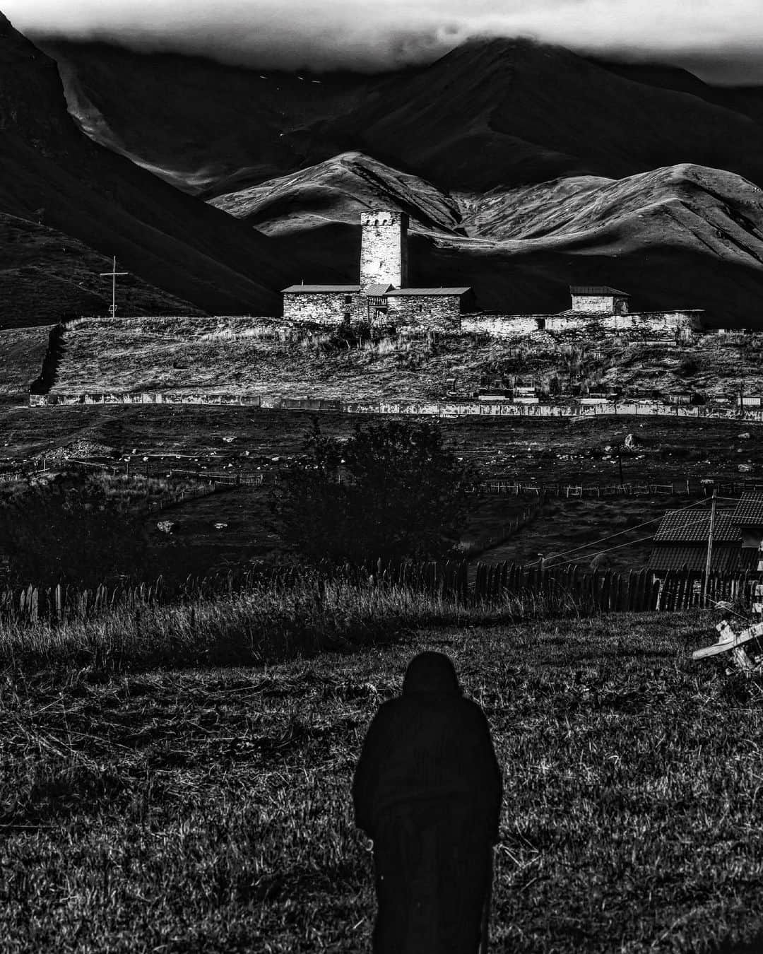 上田優紀さんのインスタグラム写真 - (上田優紀Instagram)「ジョージア、スヴァネティ地方のウシュグリ村へ。コーカサスの山々はこの村に残る中世の風景を外界から守ってきた。」11月5日 19時10分 - photographer_yukiueda