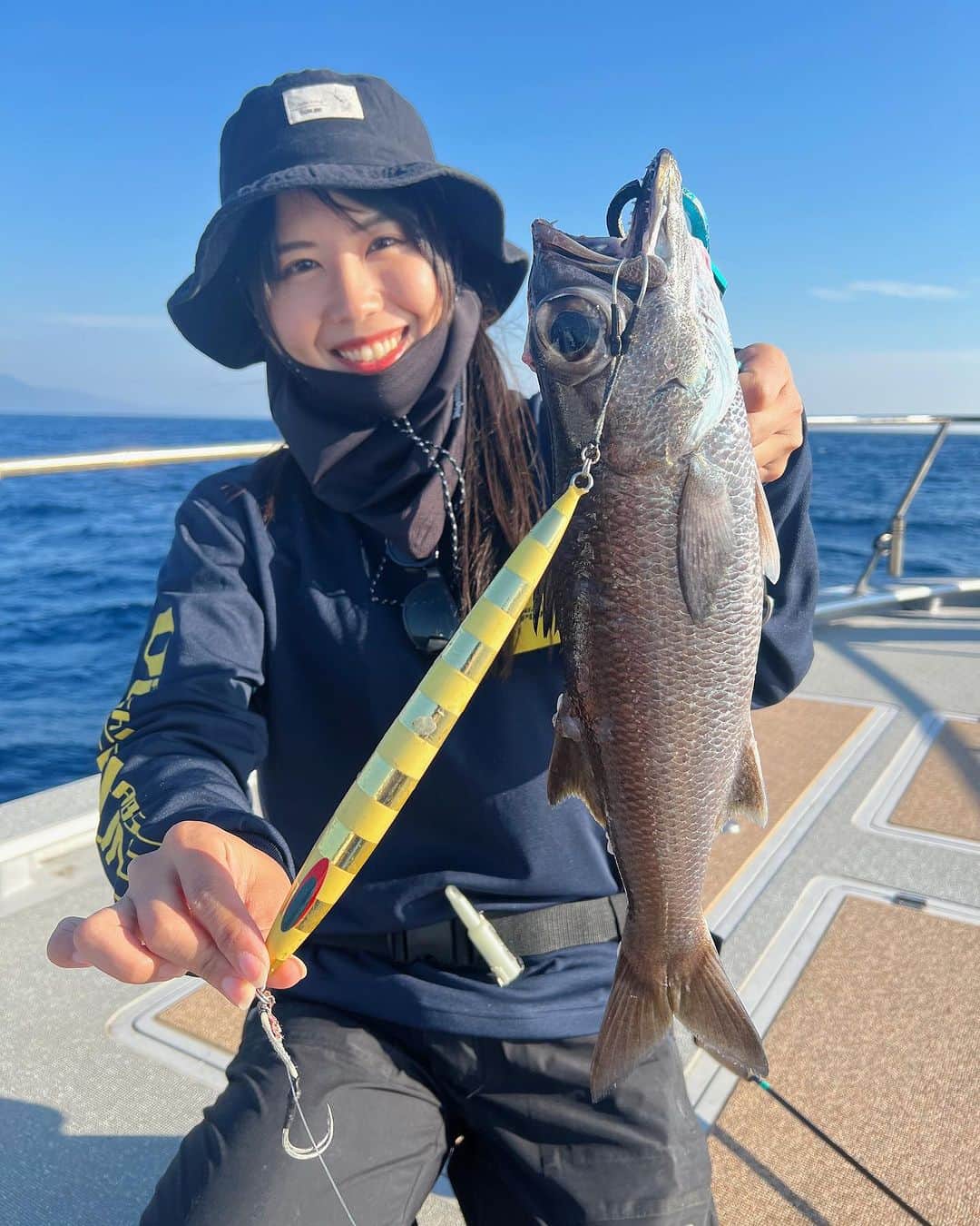 そらなさゆりのインスタグラム：「⁡ ⁡ ⁡ ⁡ 美味しいクロムツGET😋 炙って高知の海洋深層水塩で食べよ✨ ⁡ ⁡ ⁡ @ディープライナー（高知県室戸市） ⁡ ⁡ 【タックルデータ】 ロッド:ディープライナー ロジカルプライム50 #4 リール:ディープライナー テラ ライン:とある2.5号 リーダー:とあるフロロ12号 フック:ツインパイク3/0 ジグ:ディープライナー スパイナロー450g ⁡ メジャー:ハピソン計測メジャー ⁡ 【ウエアデータ】 ハット:サンライン フェイスカバー:シップスマスト シャツ:ディープライナー レイン下:ダイワ アームカバー:シップスマスト デッキブーツ:ダイワ ⁡ ⁡ ⁡ #釣り #fishing #クロムツ #スロージギング  #deepliner #hapyson #shipsmast #sunline #daiwa」
