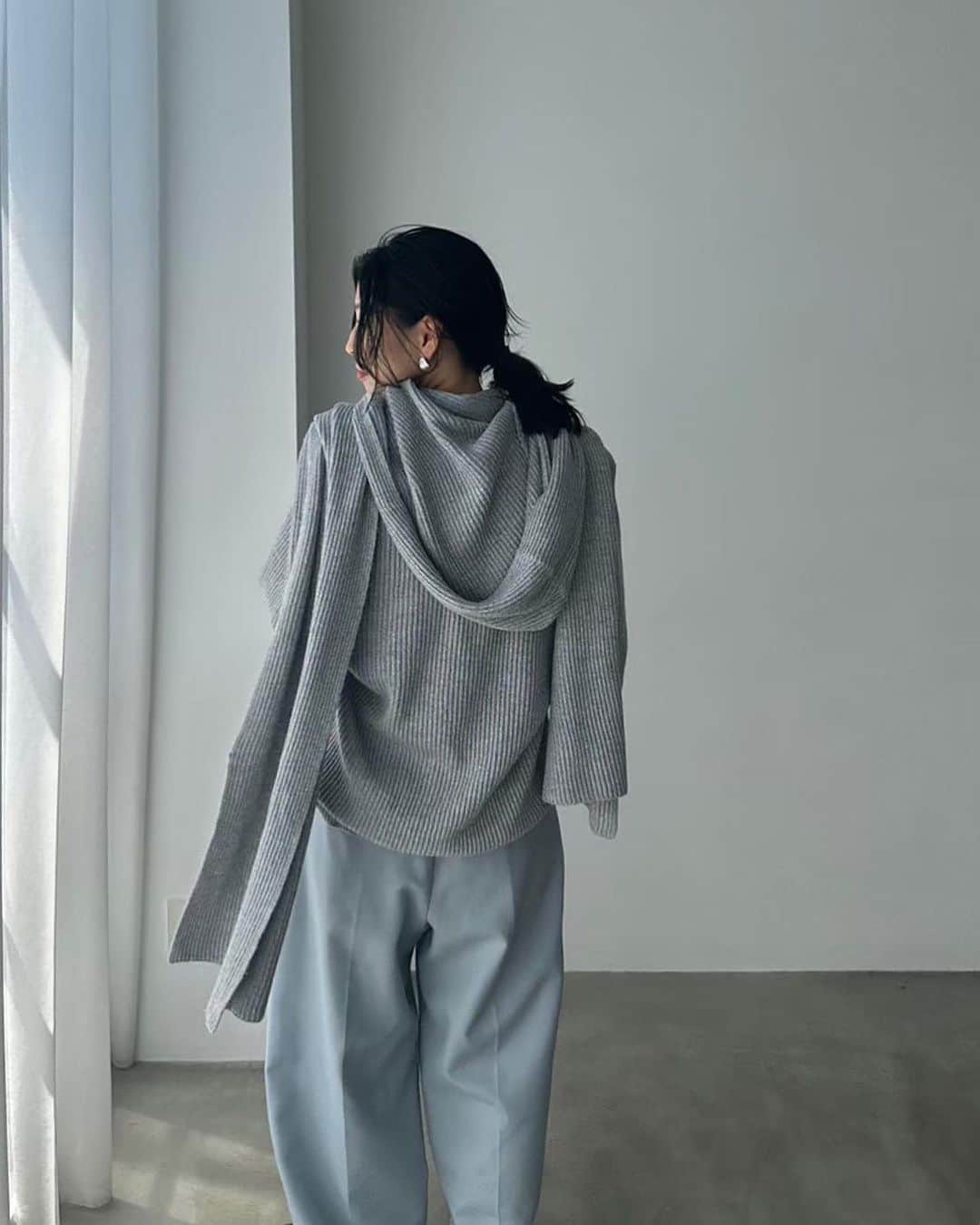 ETRÉ TOKYO ストアのインスタグラム：「@etretokyo  【Recommend Items】  ㅤㅤㅤ ㅤㅤㅤ #ETREフーディニットストール GREY / BEIGE F size ¥16,500(tax in) ㅤㅤㅤ ㅤㅤ 本社スタッフ @_s_a_r_a_s_a_ 160cm GREY着用  @etretokyo_sorami 162cm BEIGE着用  ㅤㅤㅤ  ㅤㅤㅤ┈┈┈┈┈┈┈┈┈┈┈┈┈┈┈┈┈┈┈ ㅤㅤㅤ ㅤㅤ  【INFORMATION】 ⁡ㅤㅤㅤ ⁡ ※ルミネカード会員様限定で店舗通販のご利用が可能です。  ⁡ ※お電話がつながりにくい可能性がございます。 ⁡ ※また混雑時には入場制限及び 試着点数の制限を設けさせて頂きます。 予めご了承ください。 ⁡ ⁡ ご理解、ご協力を賜りますよう 心よりお願い申し上げます。   ㅤㅤㅤ 【LUMINE SHINJUKU STORE】 ETRÉ TOKYO ルミネ新宿2店 TEL：03-5989-0979  ー営業時間ー (平日、土日祝)11:00-21:00 ⁡  #etretokyo#etre#fashion#etretokyoshinjuku #etre#2023etre#etretokyo_staff_ootd#2023aw #大人ファッションコーデ #シンプルスタイル  #オトナカジュアルコーデ #バラクラバ #カラーパンツ #ストールコーデ #ワントーンコーディネート」