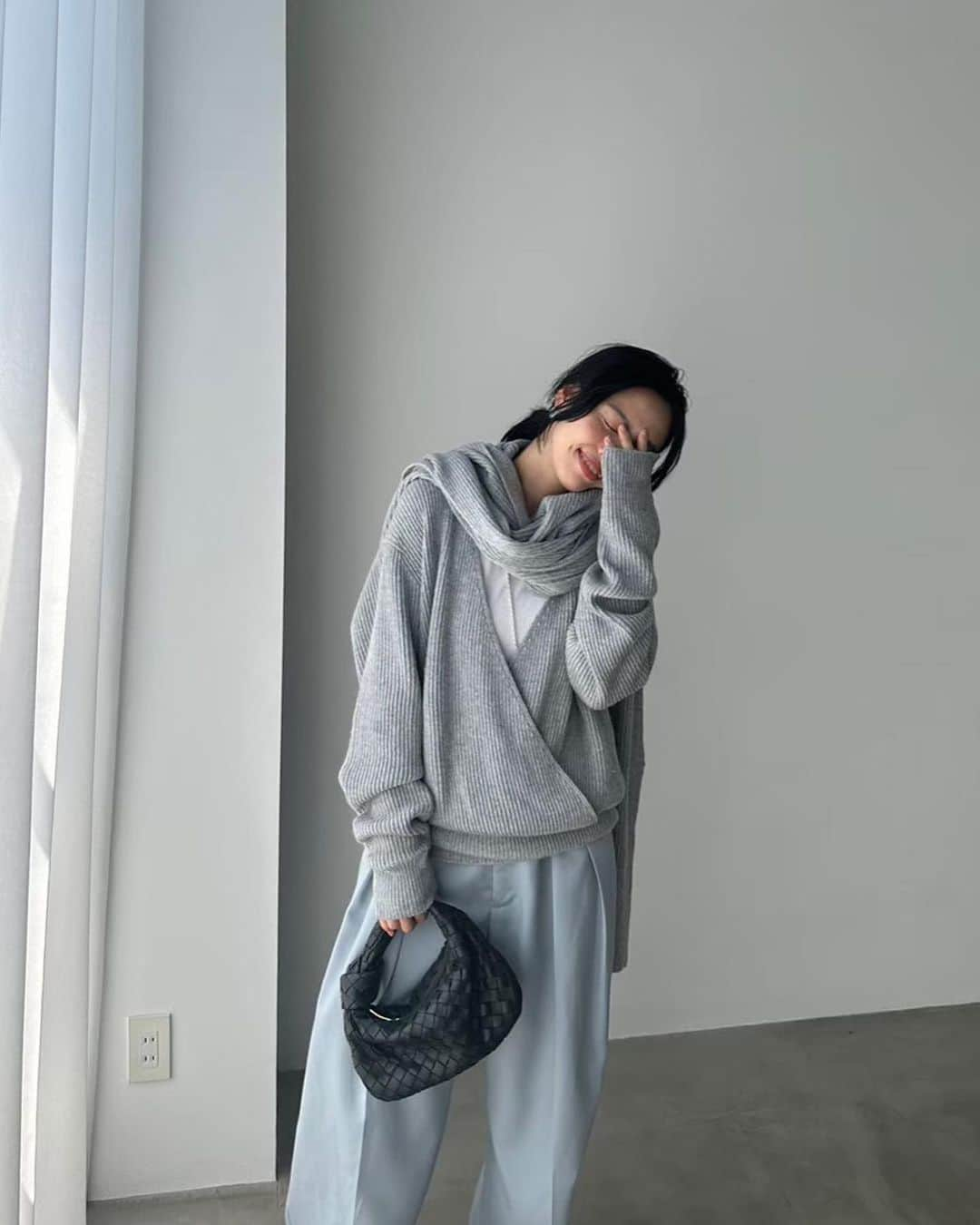 ETRÉ TOKYO ストアさんのインスタグラム写真 - (ETRÉ TOKYO ストアInstagram)「@etretokyo  【Recommend Items】  ㅤㅤㅤ ㅤㅤㅤ #ETREフーディニットストール GREY / BEIGE F size ¥16,500(tax in) ㅤㅤㅤ ㅤㅤ 本社スタッフ @_s_a_r_a_s_a_ 160cm GREY着用  @etretokyo_sorami 162cm BEIGE着用  ㅤㅤㅤ  ㅤㅤㅤ┈┈┈┈┈┈┈┈┈┈┈┈┈┈┈┈┈┈┈ ㅤㅤㅤ ㅤㅤ  【INFORMATION】 ⁡ㅤㅤㅤ ⁡ ※ルミネカード会員様限定で店舗通販のご利用が可能です。  ⁡ ※お電話がつながりにくい可能性がございます。 ⁡ ※また混雑時には入場制限及び 試着点数の制限を設けさせて頂きます。 予めご了承ください。 ⁡ ⁡ ご理解、ご協力を賜りますよう 心よりお願い申し上げます。   ㅤㅤㅤ 【LUMINE SHINJUKU STORE】 ETRÉ TOKYO ルミネ新宿2店 TEL：03-5989-0979  ー営業時間ー (平日、土日祝)11:00-21:00 ⁡  #etretokyo#etre#fashion#etretokyoshinjuku #etre#2023etre#etretokyo_staff_ootd#2023aw #大人ファッションコーデ #シンプルスタイル  #オトナカジュアルコーデ #バラクラバ #カラーパンツ #ストールコーデ #ワントーンコーディネート」11月5日 19時11分 - etretokyo_store