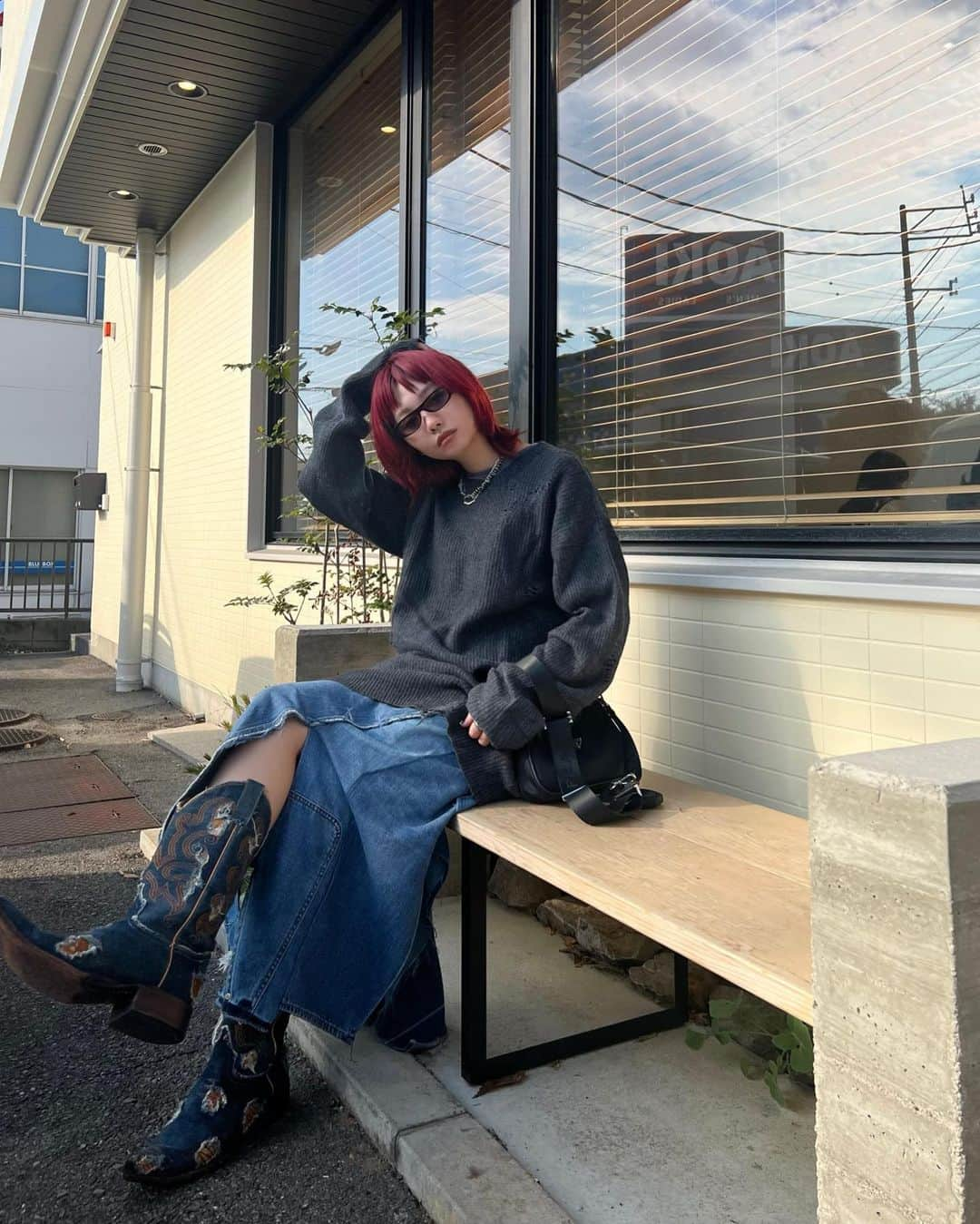 加藤優希のインスタグラム：「. . ずるずる knitにずるっとskirt👽🩶 . grungeな雰囲気あるものが1番好き🤤 . #y_ootd .」