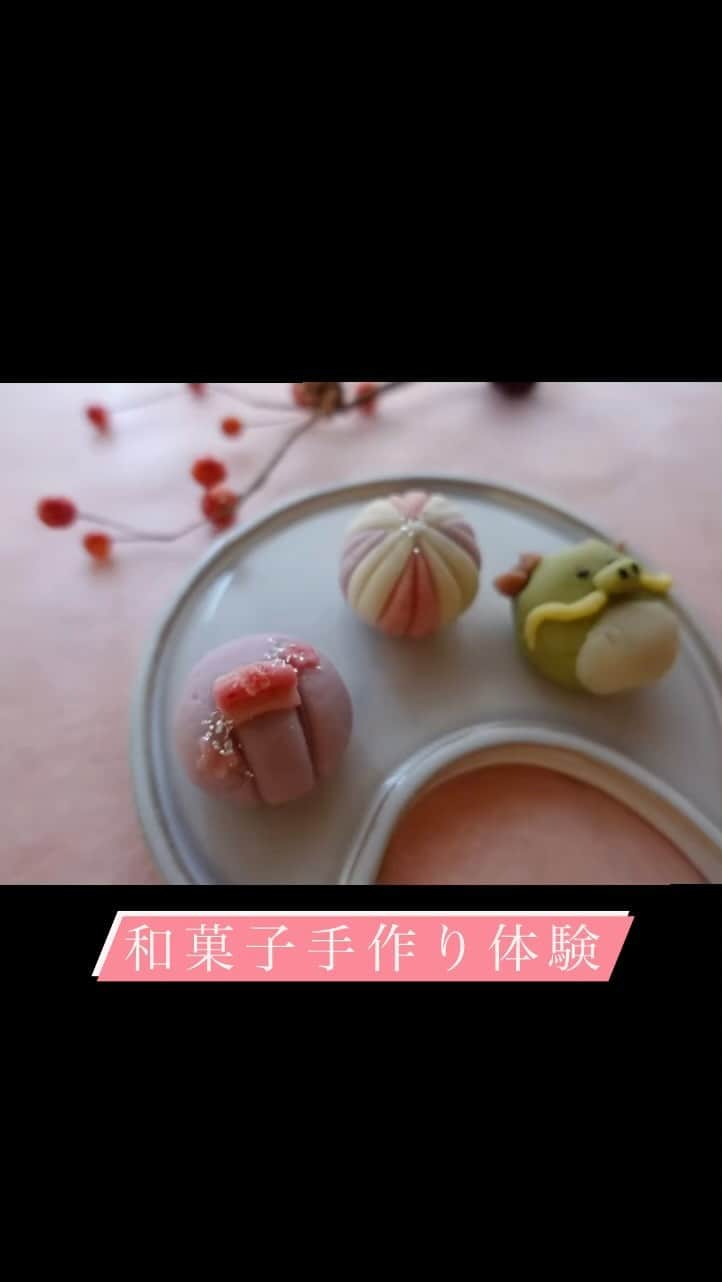 木村好珠のインスタグラム：「お散歩してて、なんか良い感じの所ないかなーとぷらぷら。和菓子作り体験の看板をみつけて、予約してなかったけどダメ元で突撃したら、たまたまその時間だけ空いてて手作り体験♡ 繊細で難しかったけど、丁寧に教えてくださって、最後は自分で作った和菓子とお抹茶を頂けます。持ち帰りもできるので、食べきれなくても安心。コンセプトは、お花と着物と辰(来年の干支)です！  #手作り和菓子  #旅行 #女子旅 #和菓子 #上手さより気持ちが大事」