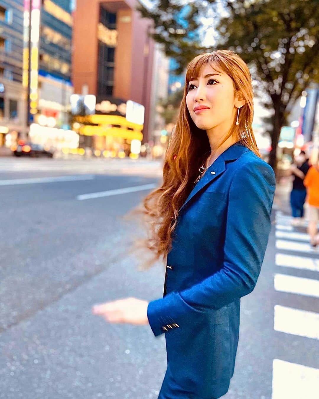 勝友美のインスタグラム：「【緊急🙏💦】本日20時・明日20時！ 人生が変わるレベルのコンテンツをオンラインサロンにて無料で提供します！！ ⁡ 皆様こんばんは！ 只今オンラインサロン3期生の新規募集をしているのですが、今回参加して下さった方へのギフトとして、めっちゃくちゃ有益な情報を3時間のライブ配信にて無料で提供することにしました！ ⁡ ライブ配信は担当講師が行います✨ 日程は下記です、急でスイマセン！😭 ◾️本日11月5日20時:2023年・2024年の最強の投資未来予想 ◾️明日11月5日20時:2023年・2024年の最強のWEBマーケ・WEB副業の答え ⁡ 正直言って内容の充実具合半端ないです‼️ 変な振りでも何でもなく、真面目に参加をお勧めします！ ⁡ サロンの会員サイトから参加できるので、興味がある方は20時までに急ぎ申し込みをして下さい🙏 （私もこの投稿急いで書いてます💦） 煽りたくないんですが、完全に煽っているみたいになってすいません＞＜...＿|￣|○ 皆様にとって本当に有益なので❗️ ⁡ ✅サロン申込はプロフィールにあるリンクからか、2枚目写真のQRよりお願いします！ ※サロン申込締切り：11月7日 ※14日間の無料期間あり！ （今日も明日も無料で聞けます！） ※最低契約期間の縛り無し！ ⁡ ⁡ ⁡ ⁡ ⁡ ⁡ ⁡ ⁡ ⁡ #うっす#ヴィクトリースーツ #オーダースーツ #レディーススーツ #メンズスーツ #スーツ #remuse #女性経営者#人は自分に嘘をつく」