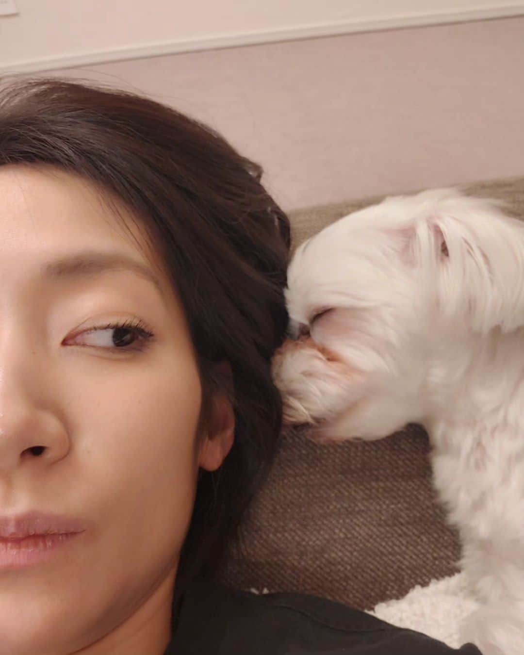 濱田准のインスタグラム：「コソコソ話が好きみたい🤫 スースーって言ってる🐶」